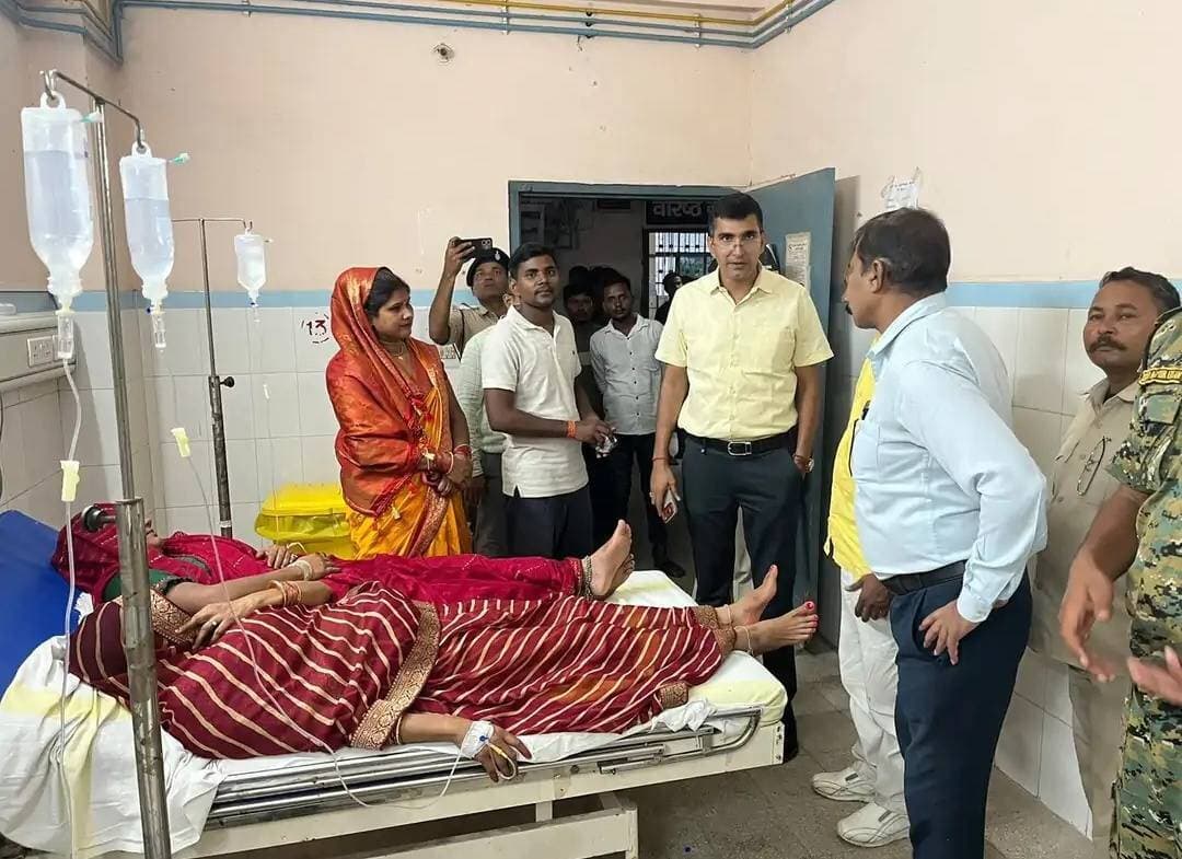 बड़ी खबर : खुशियों में बांटी मिठाई, कुछ ही देर में नौ लोग पहुंच गए अस्पताल .. खबर कमेंट बॉक्स में