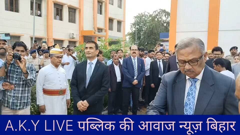 अरवल में रचा गया इतिहास!)बैकग्राउंड वॉयसओवर: "अरवल वासियों के लिए सबसे बड़ी खुशखबरी! जिला बनने के पूरे 26 साल बाद आखिरकार अरवल को अपना पहला फैमिली कोर्ट मिल गया है। जी हां, अब पति-पत्नी के विवाद, भरण-पोषण या पारिवारिक मामलों के लिए आपको 40 किलोमीटर दूर जहानाबाद के चक्कर नहीं काटने पड़ेंगे। पटना हाईकोर्ट के जस्टिस सुधीर सिंह ने इसका भव्य उद्घाटन किया है। इस ऐतिहासिक फैसले से अब अरवल के लोगों को स्थानीय स्तर पर तुरंत न्याय मिल सकेगा। अरवल की इस नई सौगात पर आपका क्या कहना है, कमेंट्स में जरूर बताएं!"