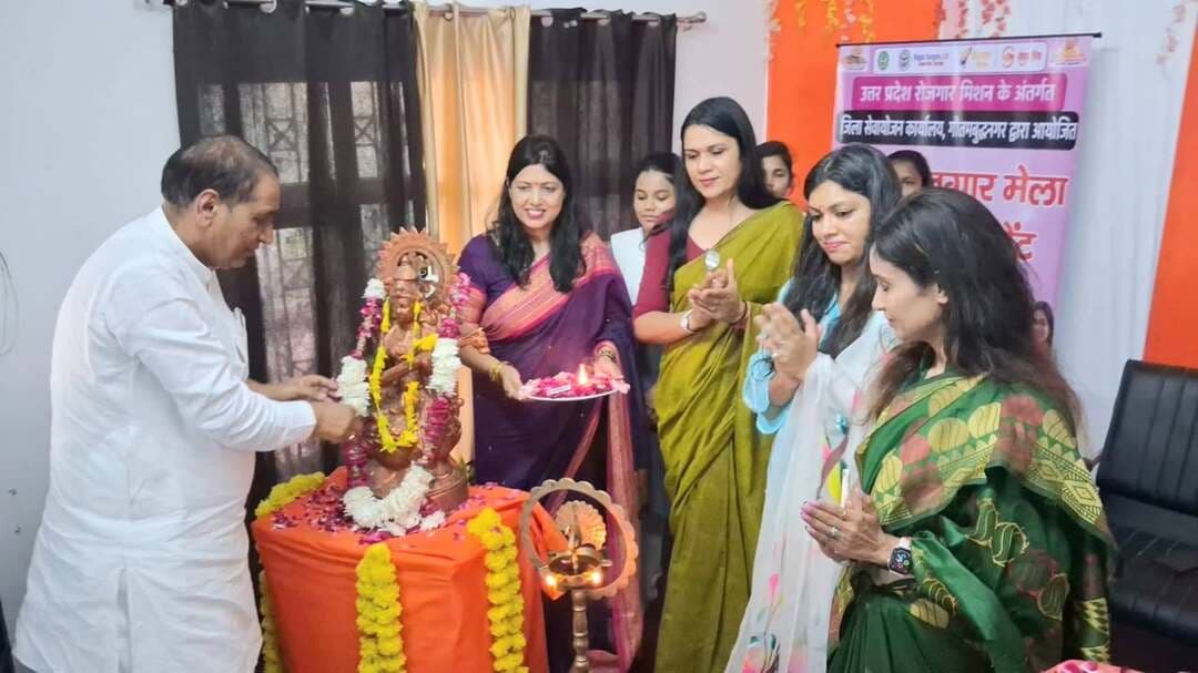 महिला सशक्तिकरण एवं युवतियों को रोजगार से जोड़ने की दिशा में महत्वपूर्ण पहल, पिंक रोजगार मेले का हुआ सफल आयोजन*
*माननीय विधायक दादरी तेजपाल नागर ने दीप प्रज्ज्वलित कर किया शुभारंभ, जिलाधिकारी की गरिमामयी उपस्थिति में आयोजित हुआ रोजगार मेला*
*विभिन्न क्षेत्रों की 17 कंपनियों ने किया प्रतिभाग, 486 अभ्यर्थियों ने लिया हिस्सा एवं 263 अभ्यर्थी को मिला नियुक्ति-पत्र*
*गौतमबुद्धनगर 10 सितम्बर, 2026*
महिला सशक्तिकरण एवं युवतियों को आत्मनिर्भर बनाने की दिशा में महत्वपूर्ण पहल करते हुए उत्तर प्रदेश रोजगार मिशन के अंतर्गत जिला सेवायोजन विभाग, गौतमबुद्धनगर द्वारा आज राजकीय महिला पॉलिटेक्निक, बादलपुर, गौतमबुद्धनगर में पिंक रोजगार मेले का सफल आयोजन किया गया। रोजगार मेले का शुभारंभ माननीय विधायक दादरी तेजपाल नागर द्वारा दीप प्रज्ज्वलित कर किया गया। इस अवसर पर जिलाधिकारी गौतमबुद्धनगर मेधा रूपम, जिला सेवायोजन अधिकारी मनीषा अत्री, संस्थापिका आर्य फैशन्स खुशबू सिंह, प्रधानाचार्या कु0 मायावती महिला पाॅलीटेक्निक बादलपुर दीपिका दुबे गरिमामयी उपस्थिति रही।
पिंक रोजगार मेले का उद्देश्य जनपद की शिक्षित एवं रोजगार की इच्छुक छात्राओं तथा युवतियों को उनकी शैक्षणिक योग्यता, कौशल एवं प्रतिभा के अनुरूप निजी क्षेत्र में रोजगार के बेहतर अवसर उपलब्ध कराना रहा। जिसमें जनपद की कुल 17 प्रतिष्ठित कम्पनियों ने प्रतिभाग किया एवं 300 से अधिक ऑनलाइन एवं 186 ऑफलाइन कुल 486 छात्राओं/युवतियों ने अपना पंजीकरण कराया। जिसमें से 263 छात्राओं / युवतियों को साक्षात्कार के उपरान्त चयनित किया गया।
इस अवसर पर मुख्य अतिथि माननीय विधायक दादरी एवं विशिष्ठ अतिथि जिलाधिकारी गौतमबुद्धनगर मेधा रूपम एवं जिला सेवायोजन अधिकारी, प्रधानाचार्या, कु० मायावती राजकीय महिला पॉलीटेक्निक, बादलपुर तथा संस्थापक, आर्या फैशन द्वारा नियुक्ति पत्र वितरित किये गये। साथ ही जिला सेवायोजन कार्यालय, गौतमबुद्धनगर एवं युवा शक्ति फाउण्डेशन के मध्य रोजगार संवर्धन हेतु एम०ओ०यू० हस्ताक्षर किया गया।
इस अवसर पर माननीय विधायक दादरी तेजपाल नागर ने कहा कि युवतियों को रोजगार के अवसर उपलब्ध कराकर उन्हें आर्थिक रूप से आत्मनिर्भर बनाना महिला सशक्तिकरण की दिशा में एक महत्वपूर्ण कदम है। उन्होंने कहा कि सरकार द्वारा युवाओं को उनकी योग्यता एवं कौशल के अनुरूप रोजगार उपलब्ध कराने के लिए निरंतर प्रयास किए जा रहे हैं। पिंक रोजगार मेले जैसे आयोजन युवतियों को रोजगार प्रदाताओं से सीधे जोड़ने में महत्वपूर्ण भूमिका निभाते हैं।
इस अवसर पर जिलाधिकारी ने युवतियों एवं छात्राओं को संबोधित करते हुए कहा कि-
तुम्हें खुद को आम नहीं, खास बनाना है।
जागो, तुम्हें अपना इतिहास बनाना है।।
मंजिल दूर सही, लेकिन कदम बढ़ाते जाना है।
आज के सपनों को कल की पहचान बनाना है।।
याद रखो, सपने वही सच होते हैं, जिनके लिए हम लगातार मेहनत करते हैं।
जिलाधिकारी ने कहा कि यह एक अनूठी पहल है। पिंक रोजगार मेला लगाया गया है। यह रोजगार मेला हमारी उन सभी बेटियों के लिए रोजगार का अवसर उपलब्ध कराने की दिशा में महत्वपूर्ण कदम है, जो स्नातक की पढ़ाई करने जा रही हैं या विद्यालय से स्नातक की ओर बढ़ रही हैं। यहाँ विभिन्न कंपनियाँ आई हैं, जो आपकी प्रतिभा के अनुरूप आपको रोजगार के अवसर देंगी। आपके भविष्य को बनाने की दिशा में यह आपके लिए एक बहुत अच्छा कदम रहेगा।
जिलाधिकारी ने सभी कंपनियों को धन्यवाद करते हुए कहा आर्या फैशंस, युवा शक्ति फाउंडेशन, स्पेरी टेक्नो सॉल्यूशंस, आईएलजिन इलेक्ट्रॉनिक्स, मदरसन मेट, सनन, सिद्धी इंपोर्टेड, महिंद्रा एंड महिंद्रा, नवितस्य, फुरुकवा मिंडा, आर्टेमिस हॉस्पिटल, सथ्या विकास, मिंडा कॉर्पोरेशंस, युवा शक्ति स्किल इंडिया, कीटिंग प्रेस्टिज, दक्षिण राइटिंग इंस्ट्रूमेंट्स, गुजरात हेल्थकेयर और मिकम इंडिया आदि के द्वारा सभी कंपनियाँ के साथ आज इस पिंक रोजगार मेले की शुरुआत हुई है। यह जो अनूठी शुरुआत हुई है, इसे आगे भी जारी रखा जाएगा, ताकि हमारी बेटियों को रोजगार के अधिक से अधिक अवसर मिल सकें। यह आपके भविष्य के लिए एक पहला महत्वपूर्ण कदम है। इसके लिए आपको निरंतर मेहनत और लगन के साथ आगे बढ़ना है।
जिलाधिकारी ने छात्राओं को संबोधित करते हुए कहा आपके भीतर अपार शक्ति और क्षमता है। आवश्यकता केवल इस बात की है कि आप अपनी प्रतिभा और सामर्थ्य को पहचानें तथा उसका सही दिशा में उपयोग करते हुए अपने उज्ज्वल भविष्य का निर्माण करें। उन्होंने कहा कि आज यहाँ नागरिक समाज एवं उद्योग जगत के अनेक प्रतिनिधि उपस्थित हैं, जो आप सभी से संवाद कर रहे हैं और आपके साथ जुड़कर आगे बढ़ने के इच्छुक हैं। हमारी शिक्षिकाएँ भी आपसे निरंतर संवाद एवं मार्गदर्शन कर रही हैं। उन्होंने कहा कि भविष्य में किसी भी प्रकार की समस्या का हर संभव प्रयास किया जाएगा।
जिला सेवायोजन अधिकारी मनीषा अत्री ने बताया कि जिला सेवायोजन कार्यालय द्वारा युवाओं को रोजगार से जोड़ने के उद्देश्य से समय-समय पर रोजगार मेलों का आयोजन किया जाता है। इसी क्रम में आज राजकीय महिला पॉलिटेक्निक, बादलपुर में पिंक रोजगार मेले का आयोजन किया गया, जिसमें विभिन्न क्षेत्रों की कंपनियों ने प्रतिभाग कर युवतियों को रोजगार के अवसर उपलब्ध कराए। उन्होंने बताया कि कंपनियों द्वारा अभ्यर्थियों की योग्यता एवं प्रतिभा के आधार पर साक्षात्कार एवं चयन प्रक्रिया संपन्न की गई।
रोजगार मेले में प्रतिभाग करने वाली कंपनियों के प्रतिनिधियों, राजकीय महिला पॉलिटेक्निक के अधिकारियों एवं कर्मचारियों, संबंधित विभागीय अधिकारियों तथा बड़ी संख्या में छात्राओं एवं युवतियों की उपस्थिति रही।
सौजन्य से सूचना विभाग, गौतमबुद्धनगर।