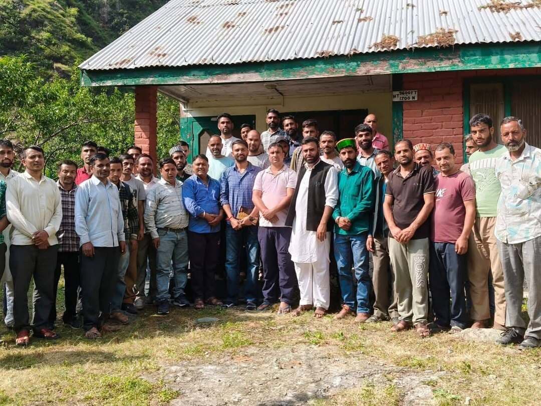 सचिन ठाकुर का खुंदेल के बतोट में युवा संवाद, ग्रामीणों की समस्याओं और विकास पर हुआ मंथन
युवाओं व प्रबुद्धजनों ने रखे सुझाव, प्राथमिकता के आधार पर मुद्दों को आगे बढ़ाने का लिया संकल्प
हिमाचल 84 टीवी ब्यूरो धरवाला
ग्राम पंचायत खुंदेल के गांव बतोट में युवा संवाद कार्यक्रम के तहत बैठक का आयोजन किया गया। बैठक में पंचायत के युवाओं, प्रबुद्ध नागरिकों और स्थानीय प्रतिनिधियों ने क्षेत्र की विभिन्न समस्याओं एवं विकास से जुड़े मुद्दों पर विस्तारपूर्वक चर्चा की।
यह युवा संवाद कार्यक्रम एपीएमसी चंबा के चेयरमैन ललित ठाकुर के दिशा-निर्देशानुसार विधानसभा क्षेत्र की विभिन्न पंचायतों में आयोजित किए जा रहे हैं। इसी कड़ी में आयोजित बैठक में ग्रामीणों ने पंचायत में वर्तमान में पेश आ रही समस्याओं, विकास कार्यों की स्थिति तथा भविष्य में आवश्यक कार्यों को लेकर अपने सुझाव रखे।
बैठक में इस बात पर भी चर्चा की गई कि पंचायतवासियों की समस्याओं के समाधान के लिए क्या कदम उठाए जा रहे हैं और किन विषयों को प्राथमिकता के आधार पर संबंधित स्तर पर उठाने की आवश्यकता है। इसके अलावा आने वाले समय में क्षेत्र के सामने आने वाली संभावित चुनौतियों और उनके समाधान को लेकर भी विचार-विमर्श किया गया।
कार्यक्रम में पंचायत प्रधान लतीफ, उपप्रधान कुशल, पूर्व प्रधान पवन, कुल पुरोहित पंडितू राम सहित पंचायत के अन्य गणमान्य लोग और युवा साथी मौजूद रहे।
इस अवसर पर सचिन ठाकुर ने कहा कि युवा संवाद कार्यक्रम का उद्देश्य पंचायत स्तर पर लोगों के बीच पहुंचकर उनकी समस्याओं, सुझावों और अपेक्षाओं को सीधे सुनना है। उन्होंने कहा कि विधानसभा क्षेत्र की प्रत्येक पंचायत में इस तरह के संवाद कार्यक्रम आयोजित किए जाएंगे, ताकि ग्रामीणों की बात को समझकर क्षेत्रहित से जुड़े विषयों को उचित मंच पर उठाया जा सके।
उन्होंने कहा कि ग्रामीणों के सुझावों और समस्याओं को प्राथमिकता के आधार पर आगे बढ़ाने के लिए हरसंभव प्रयास किया जाएगा। बैठक के दौरान युवाओं ने भी क्षेत्र के विकास को लेकर अपने विचार साझा किए।