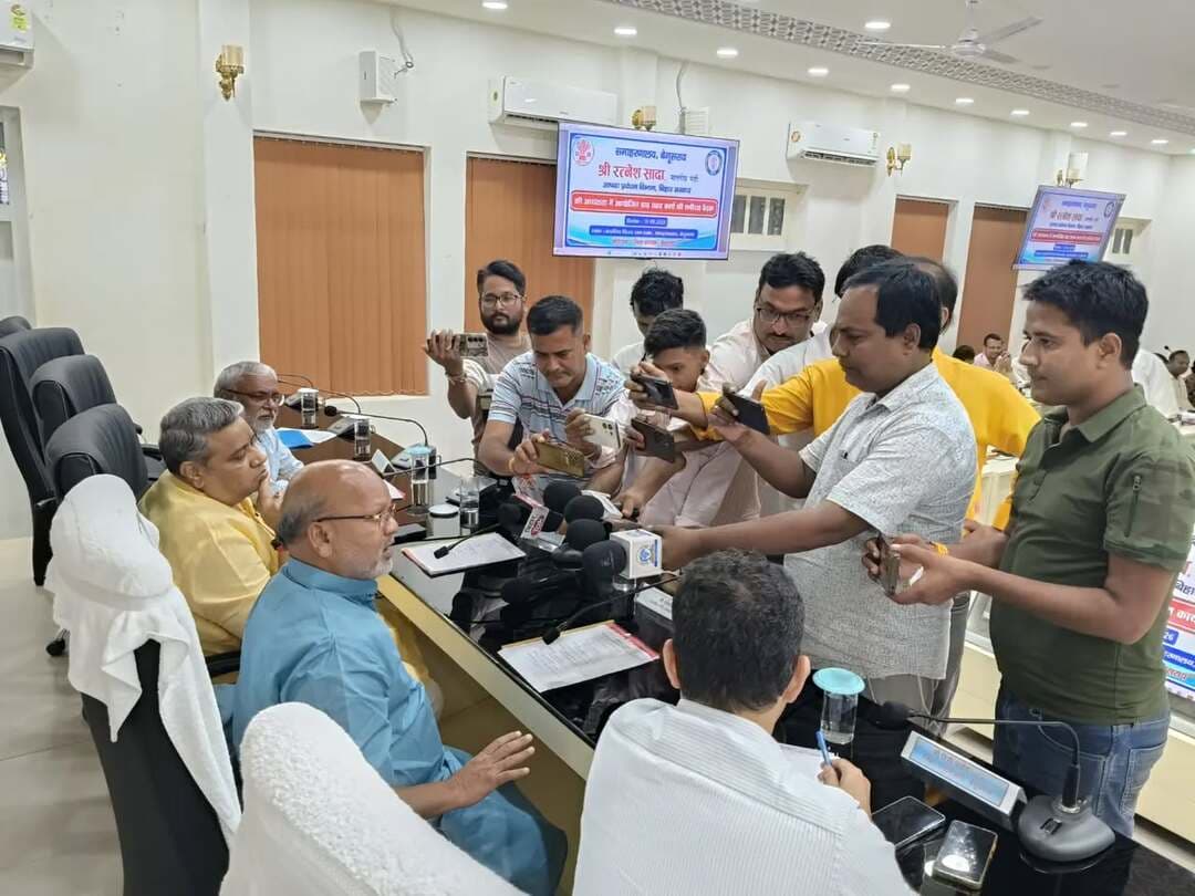 आपदा प्रबंधन विभाग, बिहार सरकार के माननीय मंत्री श्री रत्नेश सादा की अध्यक्षता में समाहरणालय स्थित कारगिल विजय सभा भवन में बेगूसराय जिले में बाढ़ की वर्तमान स्थिति, राहत एवं बचाव कार्यों तथा प्रशासनिक तैयारियों से संबंधित प्रेस वार्ता आयोजित की गई।
इस दौरान जिले में बाढ़ की वर्तमान स्थिति, प्रभावित क्षेत्रों में संचालित राहत एवं बचाव कार्यों, सामुदायिक रसोई, राहत शिविर, नाव परिचालन, स्वास्थ्य एवं पशु चिकित्सा सेवाओं, पेयजल व्यवस्था तथा तटबंधों की सुरक्षा सहित अन्य व्यवस्थाओं की जानकारी दी गई।
IPRD Bihar
#begusarai