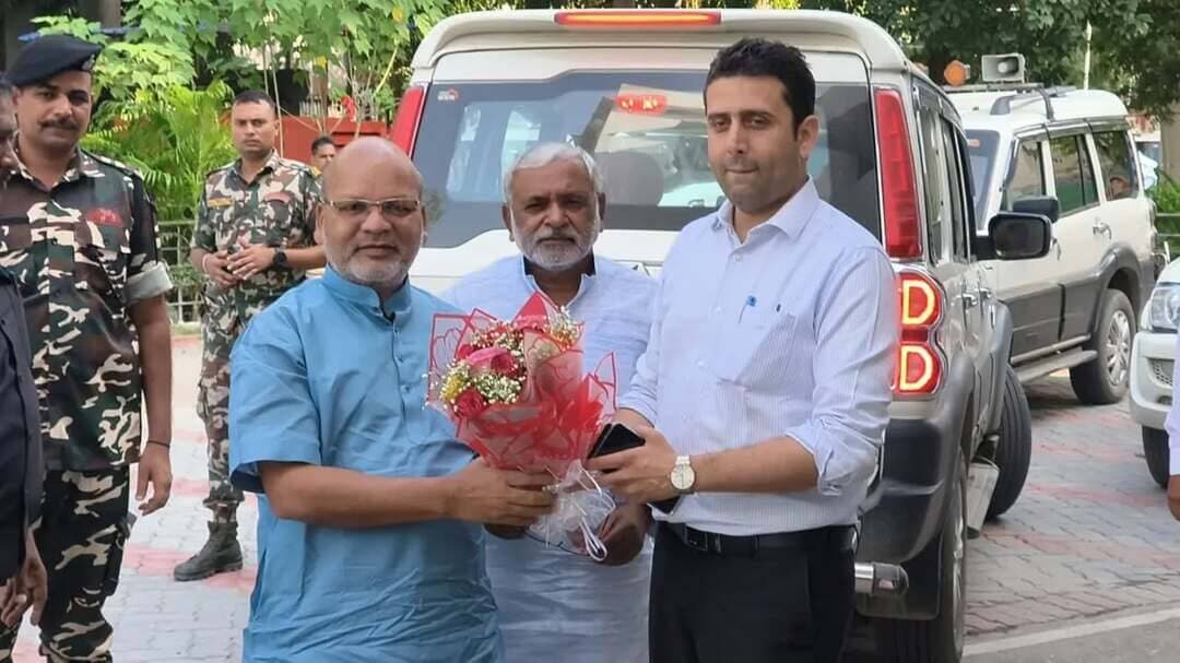 आपदा प्रबंधन विभाग, बिहार सरकार के माननीय मंत्री श्री रत्नेश सादा की अध्यक्षता में समाहरणालय स्थित कारगिल विजय सभा भवन में बेगूसराय जिले में बाढ़ की वर्तमान स्थिति, राहत एवं बचाव कार्यों तथा आगामी तैयारियों की समीक्षा की गई। बैठक में जिला पदाधिकारी श्री रिची पांडेय सहित जिला प्रशासन के वरीय पदाधिकारी एवं संबंधित विभागों के अधिकारी उपस्थित रहे।
इस दौरान बाढ़ प्रभावित क्षेत्रों में नाव परिचालन, सामुदायिक रसोई, राहत शिविर, स्वास्थ्य एवं पशु चिकित्सा सेवाएं, पेयजल, तटबंधों की सुरक्षा, पॉलीथीन शीट वितरण, जी.आर. भुगतान तथा कृषि एवं फसल क्षति की विस्तृत समीक्षा की गई। माननीय मंत्री ने प्रभावित लोगों को त्वरित एवं संवेदनशीलता के साथ सभी आवश्यक राहत सुविधाएं उपलब्ध कराने तथा संवेदनशील स्थलों पर निरंतर निगरानी रखने का निर्देश दिया।
IPRD Bihar
#floodrelief
#begusarai