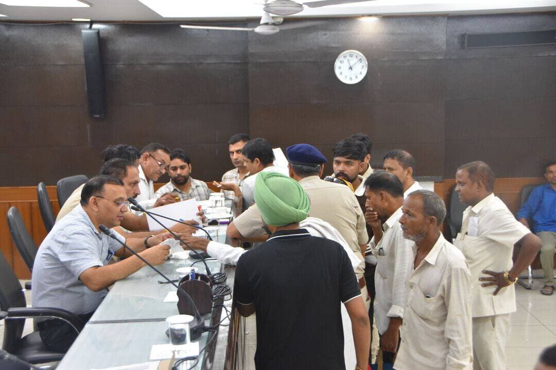 जिला सचिवालय में समाधान शिविर आयोजित
DDPO राजेश शर्मा ने नागरिकों की 10 शिकायतें सुनीं और प्राथमिकता के आधार पर निवारण के निर्देश दिए। अधिकारियों को शिकायतों के समाधान के बाद पोर्टल पर तुरंत ATR अपलोड करने को कहा। 📝
<nis:link nis:type=tag nis:id=panipat nis:value=Panipat nis:enabled=true nis:link/>