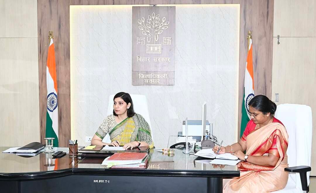 समाहरणालय, बक्सर
(जिला जन संपर्क कार्यालय)
प्रेस विज्ञप्ति:- दिनांक 10 सितम्बर 2026
मिशन ज्ञानार्जन के तहत विद्यार्थियों की प्रतिभा एवं कौशल को नई दिशा देने की पहल
बक्सर जिले में विद्यार्थियों की शैक्षणिक क्षमता, रचनात्मक प्रतिभा एवं कौशल को पहचानने तथा उन्हें उनकी रुचि एवं क्षमता के अनुरूप उचित अवसर उपलब्ध कराने के उद्देश्य से ‘मिशन ज्ञानार्जन’ के तहत निरंतर पहल की जा रही है।
जिला प्रशासन द्वारा विद्यालयों एवं महाविद्यालयों के विद्यार्थियों के साथ संवाद स्थापित कर उनकी रुचि, क्षमता एवं भविष्य की आकांक्षाओं को समझने पर विशेष जोर दिया जा रहा है। इसका उद्देश्य विद्यार्थियों को केवल पाठ्यक्रम आधारित शिक्षा तक सीमित न रखते हुए विज्ञान, तकनीक, नवाचार, कला, खेल एवं अन्य रचनात्मक क्षेत्रों में आगे बढ़ने के लिए प्रोत्साहित करना है।
इसी क्रम में जिले के विद्यालयों में विद्यार्थियों के कौशल मानचित्रण पर विशेष ध्यान दिया जा रहा है, ताकि उनकी अभिरुचि एवं क्षमता के अनुरूप मार्गदर्शन तथा अवसर उपलब्ध कराया जा सके। विद्यार्थियों को प्रयोगात्मक एवं गतिविधि आधारित सीखने के लिए भी निरंतर प्रेरित किया जा रहा है।
विद्यालय स्तर पर विज्ञान एवं नवाचार से संबंधित गतिविधियों, परियोजनाओं एवं प्रदर्शनी के माध्यम से विद्यार्थियों में जिज्ञासा, तार्किक सोच, रचनात्मकता एवं समस्या समाधान की क्षमता विकसित करने का प्रयास किया जा रहा है।
जिला पदाधिकारी द्वारा मिशन ज्ञानार्जन की समीक्षा के दौरान संबंधित पदाधिकारियों एवं शिक्षकों को निर्देश दिया गया है कि विद्यार्थियों की प्रतिभा को पहचानने के लिए विद्यालय स्तर पर नियमित गतिविधियां आयोजित की जाएं तथा प्रतिभावान विद्यार्थियों को उचित मंच, मार्गदर्शन एवं अवसर उपलब्ध कराया जाए।
इसी क्रम में दिनांक 12.09.2026 को राजकीय अभियंत्रण महाविद्यालय, बक्सर में ‘World Being’ संस्था द्वारा जिले के विभिन्न विद्यालयों से चयनित 150 प्रतिभागी शिक्षकों को विद्यार्थियों के सर्वांगीण विकास से संबंधित प्रशिक्षण प्रदान किया जाएगा। प्रशिक्षण के माध्यम से शिक्षकों को विद्यार्थियों की प्रतिभा एवं कौशल की पहचान, उनके समग्र विकास तथा उनकी अभिरुचि के अनुरूप मार्गदर्शन के लिए आवश्यक जानकारी एवं तकनीकों से अवगत कराया जाएगा।
इसके पश्चात दिनांक 19.09.2026 को नगर भवन बक्सर में विज्ञान मेला का आयोजन किया जाएगा। विज्ञान मेले के माध्यम से विद्यार्थियों को अपनी वैज्ञानिक सोच, रचनात्मकता एवं नवाचार को प्रदर्शित करने के लिए मंच उपलब्ध कराया जाएगा। इसमें विद्यार्थियों द्वारा विज्ञान एवं नवाचार आधारित परियोजनाओं एवं मॉडलों का प्रदर्शन किया जाएगा।
जिला प्रशासन का उद्देश्य है कि बक्सर के प्रत्येक विद्यार्थी को अपनी प्रतिभा पहचानने, उसे विकसित करने तथा अपने सपनों को साकार करने का अवसर मिले। विद्यार्थियों में जिज्ञासा, रचनात्मकता, वैज्ञानिक दृष्टिकोण एवं आत्मविश्वास का विकास करते हुए उन्हें भविष्य की चुनौतियों के लिए तैयार करना ‘मिशन ज्ञानार्जन’ का प्रमुख उद्देश्य है। यह पहल विद्यार्थियों के सर्वांगीण विकास की दिशा में जिला प्रशासन का एक सतत एवं प्रतिबद्ध प्रयास है।
जिला जन संपर्क कार्यालय
बक्सर।
@top fans CMO Bihar Samrat Choudhary Buxar Administration Buxar Police Information & Public Relations Department, Government of Bihar जिला प्रशासन बक्सर Bihar Education Department #IPRDBihar #BuxarNews #buxarcity #buxarjila #bihar #buxar