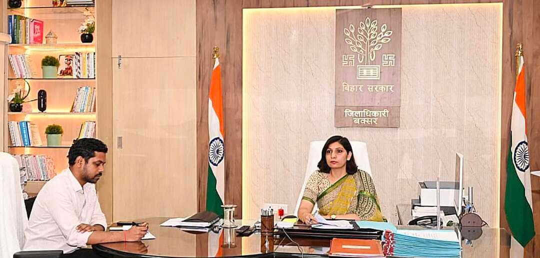 समाहरणालय बक्सर
(जिला जन सम्पर्क कार्यालय)
प्रेस विज्ञप्ति संख्या:- दिनांक 10 सितम्बर 2026
आज दिनांक 10 सितम्बर 2026 को जिला पदाधिकारी बक्सर, श्रीमती साहिला के द्वारा लोक शिकायत की द्वितीय अपील की सुनवाई समाहरणालय परिसर स्थित कार्यालय कक्ष एवं वीडियो कॉन्फ्रेंसिंग के माध्यम से की गई।
कुल 20 मामलों में सुनवाई की गई। जिसमें 19 लोक शिकायत अधिकार निवारण एवं 01 सेवा शिकायत से संबंधित की सुनवाई की गई। 10 लोक शिकायत अधिकार निवारण से संबंधित एवं 01 सेवा शिकायत से संबंधित मामलों का निष्पादन जिला पदाधिकारी द्वारा किया गया।
सुनवाई में स्थापना उप समाहर्ता बक्सर, जिला पंचायती राज पदाधिकारी बक्सर, कार्यपालक अभियंता लोक स्वास्थ्य प्रमंडल बक्सर, सहायक अभियंता विद्युत विभाग एवं वीडियो कॉन्फ्रेंसिंग के माध्यम से भूमि सुधार उप समाहर्ता डुमरांव, अंचलाधिकारी इटाढ़ी, चौसा, राजपुर एवं डुमरांव उपस्थित थे।
जिला जन सम्पर्क कार्यालय
बक्सर।
@top fans Information & Public Relations Department, Government of Bihar Samrat Choudhary CMO Bihar Buxar Administration Buxar Police जिला प्रशासन बक्सर #IPRDBihar #BuxarNews #buxarcity #buxarjila #bihar #buxar