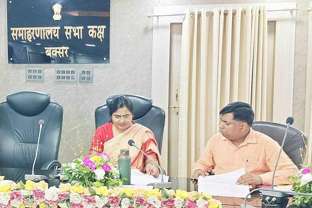 समाहरणालय बक्सर
(जिला जन संपर्क कार्यालय)
प्रेस विज्ञप्ति:- दिनांक 10 सितम्बर 2026
जिला कृषि टास्क फोर्स की बैठक में कृषि एवं संबंधित विभागों को दिए आवश्यक निर्देश
आज दिनांक 10 सितम्बर 2026 को उप विकास आयुक्त, बक्सर श्रीमती निहारिका छवि की अध्यक्षता में समाहरणालय परिसर स्थित सभाकक्ष में जिला कृषि टास्क फोर्स की बैठक आयोजित की गई।
बैठक में बाढ़ की स्थिति की समीक्षा के क्रम में जिला कृषि पदाधिकारी द्वारा बताया गया कि जिले के 06 प्रखंडों की 26 पंचायतें बाढ़ से प्रभावित हैं, जिनका कुल प्रभावित रकबा 1,317.50 हेक्टेयर है। उप विकास आयुक्त ने निर्देश दिया कि संबंधित पदाधिकारी एवं कर्मी प्रतिदिन प्रभावित पंचायतों का भ्रमण करते हुए फसल क्षति का आकलन करना सुनिश्चित करें।
उर्वरक की उपलब्धता की समीक्षा के क्रम में बताया गया कि जिले में वर्तमान में 11,552.081 मीट्रिक टन यूरिया, 1,390.050 मीट्रिक टन डीएपी, 3,957.50 मीट्रिक टन एनपीके, 267.700 मीट्रिक टन एमओपी तथा 2,395.575 मीट्रिक टन एसएसपी उपलब्ध है।
उर्वरक प्रतिष्ठानों के निरीक्षण एवं जांच के क्रम में जिले में 537 प्रतिष्ठानों पर छापेमारी की कार्रवाई की गई। इनमें 17 प्रतिष्ठानों में अनियमितता पाई गई। अनियमितता के आधार पर 10 प्रतिष्ठानों की अनुज्ञप्ति रद्द, 03 प्रतिष्ठानों की अनुज्ञप्ति निलंबित की गई तथा शेष 04 प्रतिष्ठानों से स्पष्टीकरण की मांग की गई।
बैठक में रासायनिक उर्वरकों के संतुलित एवं वैज्ञानिक उपयोग के साथ-साथ जैविक खेती को बढ़ावा देने पर विशेष जोर दिया गया। आत्मा की समीक्षा के दौरान उप विकास आयुक्त ने निर्देश दिया कि फसल कटाई के बाद खेत से उपभोक्ता तक कृषि उत्पाद पहुंचने के बीच की विभिन्न प्रक्रियाओं यथा सफाई, ग्रेडिंग, पैकेजिंग, भंडारण, मूल्यवर्धन एवं परिवहन के संबंध में कृषकों का चयन कर उन्हें आवश्यक प्रशिक्षण दिलाया जाए। इससे कृषि उत्पादों की गुणवत्ता में सुधार के साथ कृषकों को उनकी उपज का उचित मूल्य प्राप्त करने में सहायता मिलेगी।
साथ ही, जिला उद्यान पदाधिकारी एवं कृषि विज्ञान केंद्र, बक्सर के साथ समन्वय स्थापित करते हुए सब्जी उत्पादक कृषकों का चयन कर कीटनाशक रहित सब्जी उत्पादन पाठशाला का संचालन कराने का निर्देश दिया गया।
जिला उद्यान पदाधिकारी को निर्देश दिया गया कि बाढ़ प्रभावित क्षेत्रों में धनिया, मेथी एवं मसाला फसलों का आच्छादन सुनिश्चित करें। वहीं, उप निदेशक, कृषि अभियंत्रण एवं सहायक निदेशक, पौधा संरक्षण द्वारा संचालित योजनाओं का व्यापक प्रचार-प्रसार कराते हुए अधिक से अधिक कृषकों को इन योजनाओं का लाभ दिलाना सुनिश्चित किया जाए।
कार्यपालक अभियंता, लघु सिंचाई विभाग को सख्त निर्देश दिया गया कि जिले में अकार्यरत 148 राज्य नलकूपों को शीघ्र चालू कराना सुनिश्चित करें, ताकि किसानों को सिंचाई की सुविधा उपलब्ध हो सके।
बैठक में जिला पशुपालन पदाधिकारी, बक्सर, जिला मत्स्य पदाधिकारी, बक्सर, जिला सांख्यिकी पदाधिकारी, बक्सर, कृषि विज्ञान केंद्र के वैज्ञानिक, कार्यपालक अभियंता, उप परियोजना निदेशक, आत्मा सहित अन्य संबंधित पदाधिकारी उपस्थित थे।
जिला जन संपर्क कार्यालय
बक्सर।
@top fans Information & Public Relations Department, Government of Bihar CMO Bihar Samrat Choudhary Buxar Administration Buxar Police #IPRDBihar #BuxarNews #buxarcity #buxarjila #bihar #buxar Department of Agriculture, Government of Bihar