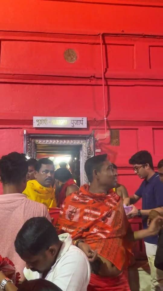 সরাসরি উপস্থিত রয়েছি ত্রিপুরেশ্বরী মন্দির প্রাঙ্গণ থেকে।