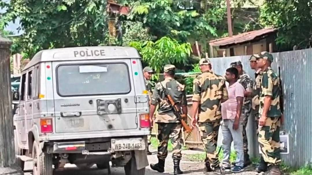 বৃহন্নলা কুঠিতে পুলিশ ও বিএসএফ যৌথ অভিযান গ্রেফতার পিপাসা হিজড়া