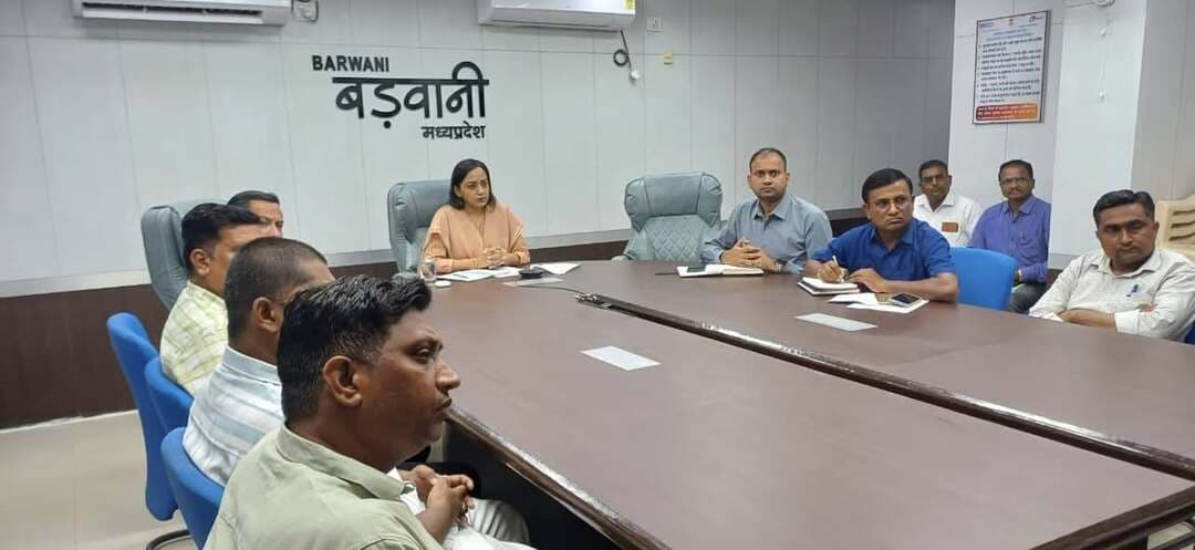 *कस्तूरी कॉटन भारत मिशन से बड़वानी के कपास को मिलेगी राष्ट्रीय-अंतरराष्ट्रीय पहचान*
--‐-----
*जिले में कॉटन टेस्टिंग लैब एवं पोस्ट-क्लीनिंग मशीन लगाने की पहल, गुणवत्तायुक्त कपास उत्पादन पर जोर*
बड़वानी 10 सितंबर 2026/जिले में कपास की गुणवत्ता में सुधार कर किसानों को गुणवत्तायुक्त कपास उत्पादन के लिए प्रोत्साहित करने तथा बड़वानी के कपास को राष्ट्रीय एवं अंतरराष्ट्रीय बाजार में विशिष्ट पहचान दिलाने की दिशा में महत्वपूर्ण पहल की जा रही है। इसी क्रम में कस्तूरी कॉटन भारत मिशन के अंतर्गत भारतीय कपास निगम( सीसीआई) के सीएमडी श्री ललित कुमार गुप्ता द्वारा वीडियो कॉन्फ्रेंसिंग के माध्यम से कलेक्टर बड़वानी एवं जिले के अधिकारियों तथा जिनिंग एवं स्पिनिंग उद्योग से जुड़े व्यापारियों के साथ चर्चा की गई।
वीडियो कॉन्फ्रेंसिंग में भारत सरकार के अधिकारियों द्वारा बताया गया कि बड़वानी जिले में कपास की गुणवत्ता का वैज्ञानिक परीक्षण करने के लिए कॉटन टेस्टिंग लैब स्थापित करने की पहल की जा रही है। साथ ही कपास की गुणवत्ता में और अधिक सुधार के लिए पोस्ट-क्लीनिंग मशीन लगाने का प्रावधान भी किया गया है। कस्तूरी कॉटन के अंतर्गत गुणवत्तायुक्त कपास की प्रत्येक बेल पर 500 रुपये तक का प्रोत्साहन (इंसेंटिव) दिए जाने का प्रावधान बताया गया।
कस्तूरी कॉटन भारत मिशन का उद्देश्य भारतीय कपास की विशिष्ट पहचान एवं गुणवत्ता को देश-विदेश के बाजारों में स्थापित करना है। इसके लिए कपास की गुणवत्ता, स्वच्छता, जिनिंग प्रक्रिया, ट्रेसबिलिटी तथा बेहतर प्रबंधन पर विशेष ध्यान दिया जा रहा है।
किसानों को कपास की पिकिंग से लेकर भंडारण एवं परिवहन तक स्वच्छता बनाए रखने के लिए प्रोत्साहित किया जाएगा। कपास में मिट्टी, कचरा, पत्तियां एवं अन्य बाहरी सामग्री की मिलावट रोकने पर विशेष जोर दिया जाएगा।