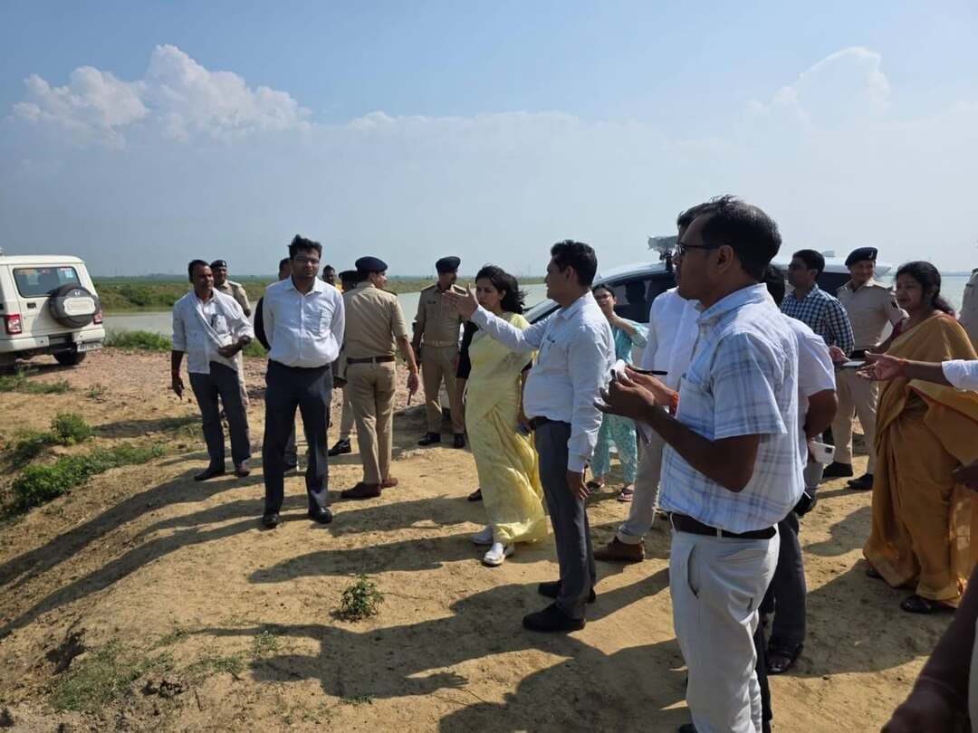 प्रेस विज्ञप्ति
स्थान : नालंदा
दिनांक–10 सितंबर 2026
जिला जनसंपर्क कार्यालय, नालंदा
जिलाधिकारी ने टाल क्षेत्र के जमींदारी बांधों का किया सघन निरीक्षण: बाढ़ से निपटने हेतु 24 घंटे निगरानी व सतर्कता के सख्त निर्देश*
• जिलाधिकारी ने प्रशासनिक व तकनीकी टीम के साथ पेंदी, इसुआ एवं सगहा जमींदारी बांध का सघन मुआयना कर जलस्तर व सुरक्षात्मक तैयारियों का जायजा लिया।
• टाल क्षेत्र में गंगा नदी के बैकवाटर से प्रभावित होने वाले पेंदी, इसुआ एवं सगहा गांवों में जलभराव की स्थिति की समीक्षा की गई।
• बांधों और संवेदनशील बिंदुओं पर 24 घंटे अनवरत पेट्रोलिंग व निगरानी सुनिश्चित करने के लिए अधिकारियों व कर्मियों की प्रतिनियुक्ति की गई।
• किसी भी आपात स्थिति व कटाव से बचाव के लिए पर्याप्त संख्या में सैंडबैग तैयार रखने तथा जरूरत पड़ने पर तत्काल उपयोग करने का निर्देश दिया गया।
• राहत, बचाव एवं आपातकालीन आवागमन के लिए प्रभावित क्षेत्रों में स्पीड बोट की तैनाती सुनिश्चित की गई तथा पल-पल की रिपोर्ट जिला मुख्यालय को भेजने को कहा गया।
बिहारशरीफ (नालंदा):* सरमेरा प्रखंड में आयोजित समीक्षात्मक बैठक एवं जनसंवाद कार्यक्रम के तुरंत बाद जिलाधिकारी महोदया ने प्रशासनिक व तकनीकी अधिकारियों के पूरे अमले के साथ क्षेत्र में बाढ़ की स्थिति का जायजा लेने के लिए टाल क्षेत्र का सघन निरीक्षण किया। जिलाधिकारी श्रीमती उदिता सिंह ने पेंदी जमींदारी बांध, इसुआ जमींदारी बांध एवं सगहा जमींदारी बांध का स्थलीय मुआयना कर सुरक्षात्मक उपायों एवं जलस्तर की वास्तविक स्थिति का जायजा लिया।
निरीक्षण के दौरान आपातकालीन परिस्थितियों, राहत एवं बचाव कार्यों के लिए मौके पर राज्य आपदा मोचन बल (SDRF) की टीम और स्पीड बोट पूरी मुस्तैदी के साथ तैनात मिली। उल्लेखनीय है कि टाल क्षेत्र होने के कारण गंगा नदी के बैकवाटर से इस इलाके में तेजी से पानी का फैलाव होता है, जिससे मुख्य रूप से पेंदी, इसुआ एवं सगहा गांव प्रभावित होते हैं। निरीक्षण के दौरान जिलाधिकारी ने अधिकारियों को निर्देश दिया कि वर्तमान में स्थिति पूरी तरह नियंत्रण में और सामान्य है, लेकिन जलस्तर में किसी भी संभावित वृद्धि को देखते हुए बांधों पर 24 घंटे अनवरत निगरानी रखी जाए।
जिलाधिकारी ने संबंधित अभियंताओं एवं स्थानीय प्रशासन को तटबंधों की मजबूती बनाए रखने, संवेदनशील स्थलों पर पर्याप्त संख्या में सैंडबैग (बालू की बोरियां) तैयार रखने तथा आवश्यकता पड़ते ही तत्काल उनका प्रयोग कर कटाव रोकने का सख्त निर्देश दिया। इसके साथ ही आपातकालीन स्थिति से निपटने, राहत कार्यों एवं सुरक्षित आवागमन के लिए चिन्हित स्थलों पर स्पीड बोट की तैनाती सुनिश्चित की गई है।
जिलाधिकारी ने मौके पर उपस्थित अधिकारियों को स्पष्ट निर्देश दिया कि जमीनी स्तर पर चौबीसों घंटे चौकसी बरती जाए और किसी भी आपात परिस्थिति या अप्रत्याशित जलस्तर वृद्धि की सूचना अविलंब जिला प्रशासन को दी जाए, ताकि त्वरित कार्रवाई की जा सके।
निरीक्षण के दौरान स्थानीय ग्रामीणों ने क्षेत्र में आवागमन की सुगमता के लिए पुल और सड़क निर्माण की पुरजोर मांग रखी। जिलाधिकारी ने ग्रामीणों की इस मांग को अत्यंत गंभीरतापूर्वक लेते हुए संबंधित कार्यपालक अभियंता को अविलंब विस्तृत कार्य योजना (DPR) तैयार करने का सख्त निर्देश दिया। उन्होंने ग्रामीणों को आश्वस्त किया कि जिला प्रशासन इसे प्राथमिकता के आधार पर लेगा और जनहित के इस कार्य को अमलीजामा पहनाने के लिए हरसंभव ठोस प्रयास किए जाएंगे।
Samrat Choudhary
CMO Bihar
Information & Public Relations Department, Government of Bihar
Disaster Management Department Govt. of Bihar
Water Resources Department, Government of Bihar