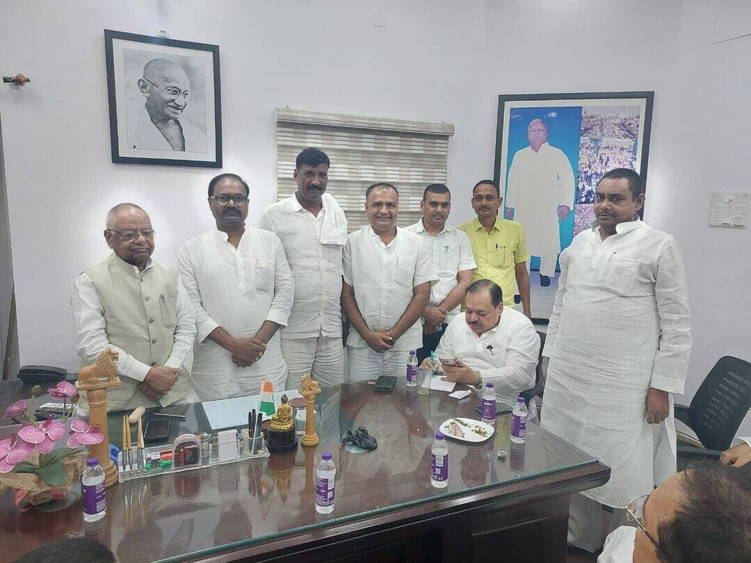 राजद जिलाध्यक्ष चुनाव से पहले औरंगाबाद में सियासी हलचल तेज, पटना की बैठक पर टिकी नजरें
औरंगाबाद।
राष्ट्रीय जनता दल में जिलाध्यक्ष के चुनाव को लेकर राजनीतिक गतिविधियां तेज हो गई हैं। जिलाध्यक्ष के चुनाव से पहले औरंगाबाद के राजद नेताओं और कार्यकर्ताओं की एक महत्वपूर्ण बैठक 11 अगस्त को पटना में शीर्ष राजद नेतृत्व के साथ होना सुनिश्चित बताया जा रहा है। बैठक को लेकर जिले के कई प्रमुख नेताओं और कार्यकर्ताओं को फोन आने का सिलसिला भी शुरू हो गया है।
इस बीच प्रदेश अध्यक्ष मंगनी लाल मंडल से राजद नेताओं की मुलाकात को भी राजनीतिक तौर पर काफी अहम माना जा रहा है।जिलाध्यक्ष के चुनाव से पहले होने वाली इस मुलाकात को लेकर राजद के अंदरखाने में तरह-तरह की चर्चाएं शुरू हो गई हैं।
बताया जा रहा है कि मणिका पंचायत के मुखिया प्रतिनिधि शंकर राम, दधपी पंचायत के पूर्व मुखिया प्रतिनिधि श्यामसुंदर यादव उर्फ लंबू मुखिया, राजद नेता सत्येंद्र यादव और खिरियावां पंचायत के मुखिया प्रतिनिधि रंजीत यादव समेत कई नेता इस पूरे घटनाक्रम को लेकर सक्रिय हैं। इन नेताओं की गतिविधियों को जिलाध्यक्ष चुनाव से जोड़कर देखा जा रहा है।
खास बात यह है कि पूर्व मंत्री और राजद के प्रदेश उपाध्यक्ष सुरेश पासवान की मौजूदगी में इन नेताओं के बीच हुई राजनीतिक चर्चा के बाद पटना में होने वाली बैठक को लेकर उत्सुकता और बढ़ गई है। पार्टी के शीर्ष नेतृत्व के साथ होने वाली बैठक में जिले के संगठनात्मक मुद्दों के साथ-साथ आगामी जिलाध्यक्ष चुनाव को लेकर भी चर्चा होने की संभावना जताई जा रही है।
राजद में जिलाध्यक्ष का पद संगठन की दृष्टि से काफी महत्वपूर्ण माना जाता है। ऐसे में नेताओं की सक्रियता और शीर्ष नेतृत्व से संपर्क को लेकर राजनीतिक मायने निकाले जा रहे हैं। हालांकि, अभी यह स्पष्ट नहीं है कि जिलाध्यक्ष पद को लेकर पार्टी नेतृत्व की अंतिम रणनीति क्या होगी और किस नेता के नाम पर सहमति बनती है। लेकिन SC, ST पर विचार अगर पार्टी की बनती है तो शंकर राम का नाम आगे लाया जा सकता है।
पटना में 11 अगस्त को होने वाली बैठक के बाद तस्वीर और साफ होने की उम्मीद है। बैठक में किन-किन नेताओं की मौजूदगी रहती है और शीर्ष नेतृत्व की ओर से संगठन को लेकर क्या संदेश दिया जाता है, इस पर औरंगाबाद के राजद कार्यकर्ताओं और राजनीतिक गलियारों की नजर बनी हुई है।
कुल मिलाकर, राजद जिलाध्यक्ष के चुनाव से पहले औरंगाबाद में संगठनात्मक स्तर पर बैठकों और नेताओं की सक्रियता ने सियासी तापमान बढ़ा दिया है। अब देखना होगा कि पटना की बैठक और प्रदेश अध्यक्ष मंगनी लाल मंडल से होने वाली मुलाकात के बाद जिलाध्यक्ष चुनाव को लेकर क्या नई तस्वीर सामने आती है।
<nis:link nis:type=tag nis:id=foryoupageシ nis:value=foryoupageシ nis:enabled=true nis:link/> <nis:link nis:type=tag nis:id=aurangabadnews nis:value=AurangabadNews nis:enabled=true nis:link/> <nis:link nis:type=tag nis:id=aurangabad nis:value=aurangabad nis:enabled=true nis:link/> <nis:link nis:type=tag nis:id=biharnews nis:value=BiharNews nis:enabled=true nis:link/> <nis:link nis:type=tag nis:id=yadavbrand nis:value=yadavbrand nis:enabled=true nis:link/> <nis:link nis:type=tag nis:id=राजद nis:value=राजद nis:enabled=true nis:link/> <nis:link nis:type=tag nis:id=rjd nis:value=RJD nis:enabled=true nis:link/> <nis:link nis:type=tag nis:id=rjdbihar nis:value=RjdBihar nis:enabled=true nis:link/> <nis:link nis:type=tag nis:id=tejashwiyadav nis:value=TejashwiYadav nis:enabled=true nis:link/> <nis:link nis:type=tag nis:id=laluyadav nis:value=LaluYadav nis:enabled=true nis:link/> <nis:link nis:type=tag nis:id=tejshwaiyadav nis:value=tejshwaiyadav nis:enabled=true nis:link/>