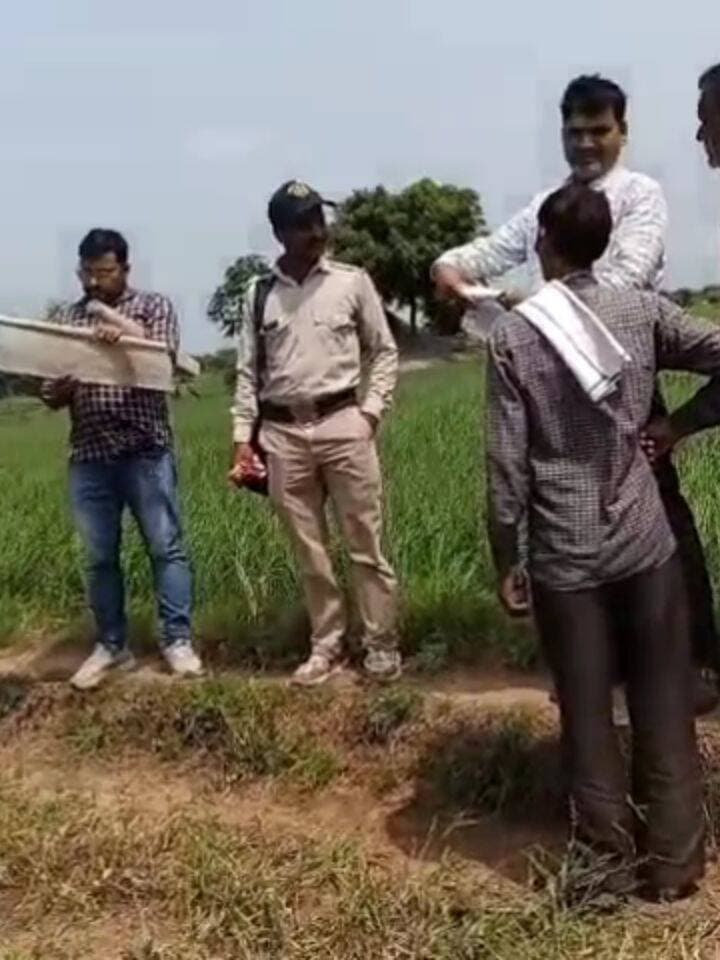 कलेक्टर श्री वर्मा के निर्देश पर त्वरित कार्रवाई: ग्राम नंदपुर में राजस्व बल ने जेसीबी चलाकर हटवाया अवैध अतिक्रमण
कलेक्टर एवं जिला मजिस्ट्रेट श्री Arpit Verma IAS की जनसुनवाई में आवेदक श्री विनोद ओझा द्वारा ग्राम नंदपुर में परम्परागत रास्ते को अमरचंद झा, भगवानलाल झा, कपूरचंद झा द्वारा अवैध रूप से अवरुद्ध करने की शिकायत दर्ज कराई गई थी, जिससे उनके परिवार का आवागमन पूरी तरह बंद हो गया था।
मामले की गंभीरता को देखते हुए कलेक्टर श्री वर्मा ने जनसुनवाई में ही शिकायत पर तत्काल संज्ञान लिया और संबंधित अधिकारियों को तुरंत मौके पर पहुंचकर जांच कर कार्यवाही के निर्देश दिए।
नरवर तहसीलदार विजय कुमार त्यागी के नेतृत्व में राजस्व दल द्वारा मौके पर पहुंचकर राजस्व नक्शे से रूढ़िगत रास्ते का सीमांकन कर चूना लाइन डलवाई।
सीमांकन के तुरंत बाद राजस्व टीम ने जेसीबी मशीन के माध्यम से रास्ते से अवैध अतिक्रमण हटवाया, जिसके बाद वर्तमान में अवरुद्ध रूढ़िगत मार्ग ग्रामीणों के आवागमन हेतु सुचारू रूप से चालू हो गया है।
CM Madhya Pradesh
Jansampark Madhya Pradesh
Collector Shivpuri
#shivpuri