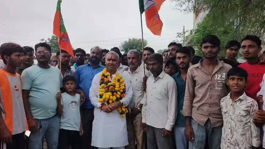 कृष्ण मुरारी दिलावर का संकल्प......!
अटरू नगरपालिका मे पहली बार होने जा रहे हैं नगर निकाय चुनाव के विजन को लेकर चुनावी मैदान में उतरे हैं कृष्ण मुरारी दिलावर, अटरु नगर पालिका के वार्ड नंबर 5 से लड़ रहे हैं चुनाव।।
शहर कांग्रेस बारां #बारांभाजपाजिलाअध्यक्ष #बारांभाजपा #भाजपा #बारां #नगरपालिकाअटरु #नगरनिकायचुनाव