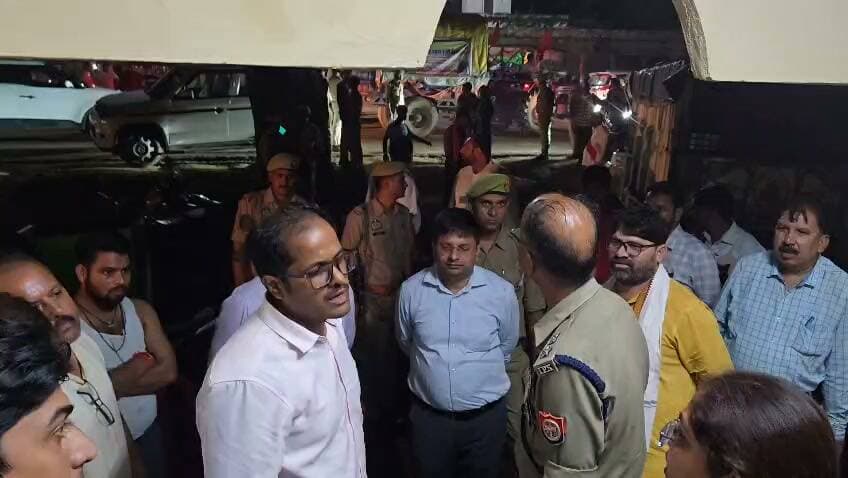 भाद्रपद अमावस्या मेले की तैयारियों को लेकर डीएम-एसपी ने रामघाट एवं बूढ़े हनुमान घाट का किया निरीक्षण
जिलाधिकारी पुलकित गर्ग एवं पुलिस अधीक्षक अरुण कुमार सिंह व अध्यक्ष नगर पालिका परिषद कर्वी नरेंद्र गुप्ता के साथ भाद्रपद (भादो) अमावस्या मेले की तैयारियों तथा रामघाट से बूढ़े हनुमान घाट तक व्यवस्थाओं का स्थलीय निरीक्षण किया।
निरीक्षण के दौरान जिलाधिकारी ने अधिशासी अभियंता विद्युत को निर्देशित किया कि मार्ग में स्थित ट्रांसफार्मरों को आवश्यकतानुसार सुरक्षित स्थान पर शिफ्ट कराया जाए तथा बाढ़ के कारण क्षतिग्रस्त होकर गिरे विद्युत पोलों को तत्काल हटवाया जाए।
उन्होंने अधिशासी अधिकारी नगर पालिका कर्वी को निर्देश दिए कि नालों के ऊपर किसी भी प्रकार का अवैध अथवा नया निर्माण न होने दिया जाए। रामघाट के किनारे बाढ़ से क्षतिग्रस्त मकानों के स्थान पर भी किसी प्रकार का निर्माण कार्य न कराया जाए। उन्होंने मेले के दौरान एवं उसके पश्चात रामघाट क्षेत्र में साफ-सफाई की व्यवस्था निरंतर बनाए रखने के निर्देश दिए। जनपद में आई बाढ़ से कचरा व मलबा हटाने के लिए व मेले की साफ सफाई के लिए लगभग 520 सफाईकर्मी लगाए गए हैं
पुलिस अधीक्षक अरुण कुमार सिंह ने बताया कि भाद्रपद अमावस्या मेले में श्रद्धालुओं की सुरक्षा के लिए व्यापक एवं चाक-चौबंद सुरक्षा व्यवस्था की गई है। मेले में लगभग 1500 सुरक्षा कर्मियों की तैनाती की गई है।
निरीक्षण के क्रम में जिलाधिकारी एवं पुलिस अधीक्षक ने रामसैया स्थित रैन बसेरा का भी निरीक्षण किया तथा अन्य जनपदों से आए श्रद्धालुओं से संवाद कर उनकी सुविधाओं एवं व्यवस्थाओं के संबंध में जानकारी प्राप्त की। जिलाधिकारी ने निर्देश दिए कि दीपावली मेले से पूर्व रैन बसेरे में आवश्यक वॉलपेपर आदि की व्यवस्था कराई जाए तथा सीलन की समस्या के स्थायी समाधान के साथ-साथ तत्काल अस्थायी निस्तारण की व्यवस्था भी सुनिश्चित की जाए। अपर मुख्याधिकारी जिला पंचायत को निर्देशित किए कि रामसैया की रोड पर लाइटिंग कराएं।