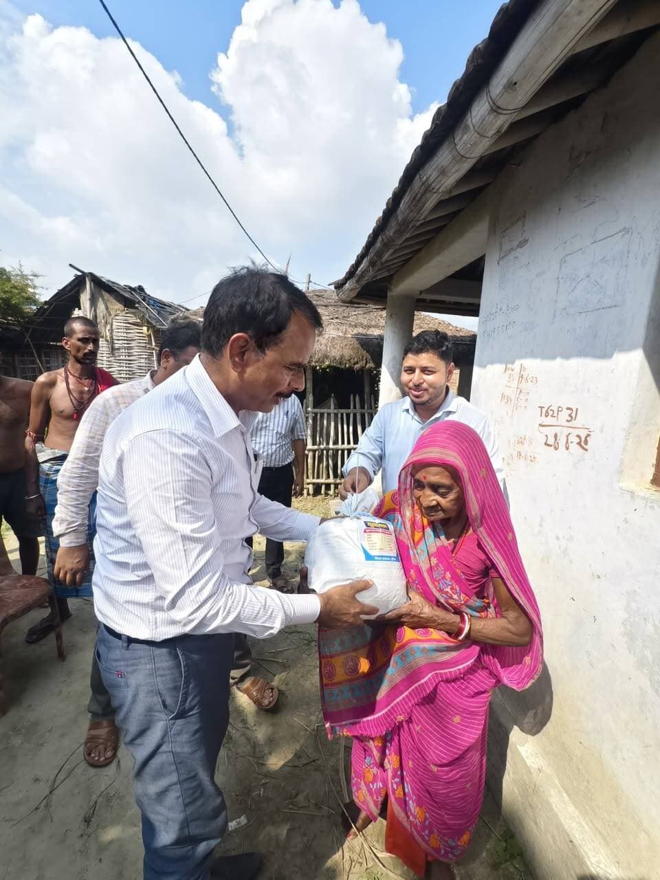 समाहरणालय पूर्णिया,
जनसंपर्क कार्यालय,
प्रेस विज्ञप्ति:-1328,
दिनांक 10/9/2026,
==================
रूपौली अंचल के बाढ़ प्रभावित क्षेत्रों में जिला प्रशासन मुस्तैद;- जिलाधिकारी के निर्देश पर युद्धस्तर पर जारी है राहत एवं बचाव कार्य:-
गंगा नदी के जलस्तर में हुई वृद्धि और कारी कोशी के बैक वाटर के कारण रूपौली अंचल के लगभग 30 गांव प्रभावित हुए हैं।
स्थिति की गंभीरता को देखते हुए जिला पदाधिकारी पूर्णिया, श्री अंशुल कुमार (भा.प्र.से.) के दिशा-निर्देशन में प्रभावित क्षेत्रों में राहत एवं बचाव अभियान युद्धस्तर पर चलाया जा रहा है।
वरीय अधिकारियों की टीम लगातार ग्राउंड जीरो पर तैनात रहकर स्थिति का जायजा ले रही है।
अपर समाहर्ता (आपदा प्रबंधन), एडीएमओ, अनुमंडल पदाधिकारी (धमदाहा), प्रखंड विकास पदाधिकारी, अंचलाधिकारी और राजस्व अधिकारी ने बाढ़ प्रभावित क्षेत्रों का सघन दौरा कर आवागमन से कटे परिवारों के बीच सूखे राशन के पैकेट एवं राहत सामग्री वितरित की गई।
राहत एवं बचाव कार्यों का विवरण:----
:-नाव परिचालन:- जलमग्न क्षेत्रों में आवागमन और रसद आपूर्ति के लिए 19 सरकारी एवं अधिग्रहित नावें लगातार चलाई जा रही हैं।
:- सामुदायिक रसोई:- पीड़ितों को पका हुआ भोजन उपलब्ध कराने हेतु रूपौली अंचल में 7 सामुदायिक रसोई केंद्र पूरी तरह सक्रिय हैं।
:- चिकित्सा सेवा एवं बोट एंबुलेंस:- प्रभावितों के इलाज के लिए 12 स्वास्थ्य शिविर लगाए गए हैं और दुर्गम क्षेत्रों के लिए 1 बोट एंबुलेंस तैनात की गई है।
अब तक लगभग 3,300 मरीजों का उपचार किया जा चुका है तथा जलजनित बीमारियों से बचाव हेतु 2,800 हैलोजन टैबलेट्स बांटी गई हैं।
:- पशु संरक्षण एवं चारा: मवेशियों की देखरेख के लिए 2 विशेष पशु चिकित्सा शिविरों के माध्यम से 1,166 पशुओं का इलाज किया गया है। इसके साथ ही 274 क्विंटल पशुचारा वितरित किया गया है।
:- आश्रय व्यवस्था:-प्रभावित परिवारों को मौसम की मार से बचाने के लिए 900 से अधिक पॉलीथीन शीट्स का वितरण किया गया है।
:- पेयजल एवं स्वच्छता:- पीएचईडी (PHED) द्वारा चापाकलों की मरम्मत, 2 टैंकरों से शुद्ध पेयजल आपूर्ति और 16 अस्थायी शौचालयों का निर्माण कराया गया है।
24×7 आपातकालीन नियंत्रण कक्ष सक्रिय
आपात स्थिति से निपटने और त्वरित समन्वय हेतु जिला आपातकालीन संचालन केंद्र (DEOC) 24 घंटे कार्यरत है।
नागरिक किसी भी सहायता या सूचना के लिए हेल्पलाइन नंबरों 06454-242319 / 242317 / 242320 या ईमेल deoc-purnea.bih@nic.in पर संपर्क कर सकते हैं।
प्रशासन की अपील:-
जिला प्रशासन ने