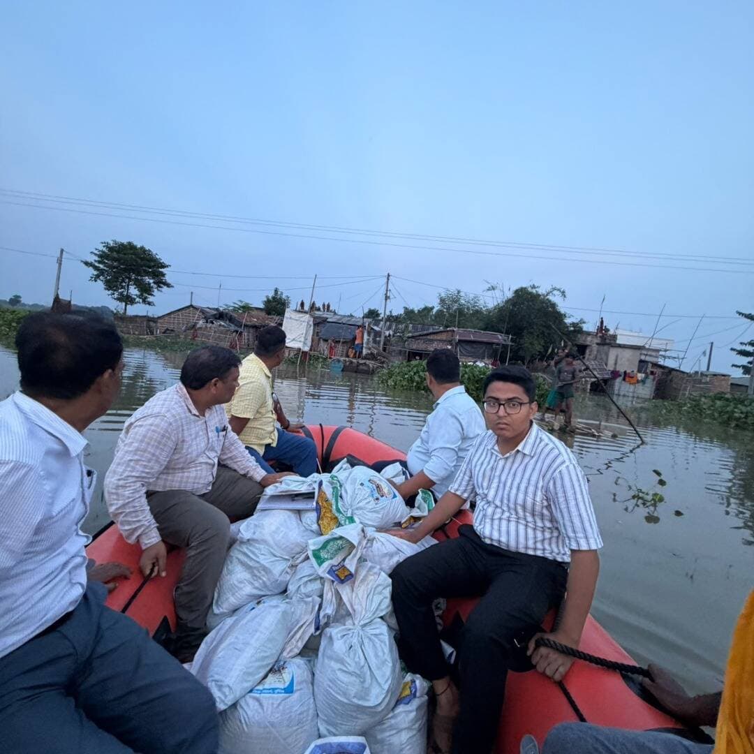 समाहरणालय पूर्णिया,
जनसंपर्क कार्यालय ,
प्रेस विज्ञप्ति 13 27,
दिनांक 9 सितंबर 2026,
=================
गंगा नदी में जलस्तर के वृद्धि होने के कारण कारी कोशी नदी का जलस्तर बड़ा है। जिससे पूर्णिया जिला के प्रखंड रुपौली के टोलो एवं बसावटों में बाढ़ एवं जल जमाव की स्थिति बना हुआ है। इसी क्रम में गुरुवार को अपर समाहर्ता आपदा प्रबंधन श्री सुजय सिंह एवं सहायक आपदा प्रबंधन (एडीएमओ)
श्री प्रणव कुमार द्वारा विजय मोहनपुर वार्ड नंबर 3 में बाढ़ एवं जल जमाव से
प्रभावित जरुरत मंद परिवारों के बीच नाव से पहुंच कर सुखा राशन सुलभ कराया जा रहा है।