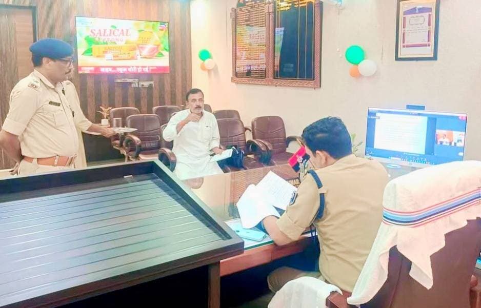 किशनगंज जिला मुख्यालय में आज दिनांक 10.09.2026 को पुलिस कप्तान संतोष कुमार द्वारा पुलिस कार्यालय में जन सुनवाई का आयोजन किया गया।वही जन सुनवाई के दौरान आम नागरिकों द्वारा प्रस्तुत विभिन्न समस्याओं एवं शिकायतों को गंभीरतापूर्वक सुना गया। वही जिले क्षेत्र के प्राप्त आवेदनों का अवलोकन करते हुए संबंधित पुलिस पदाधिकारियों को प्रत्येक मामले में निष्पक्ष, गुणवत्तापूर्ण एवं त्वरित कार्रवाई सुनिश्चित करने का निर्देश दिया गया, ताकि आमजन को समयबद्ध न्याय एवं आवश्यक सहायता उपलब्ध कराई जायगी। Kishanganj Police District Kishanganj Araria Police Bihar Police Bihar Health Department Muse Dr Md Jawaid Dilip Jaiswal Bihar JDU BJP Bihar