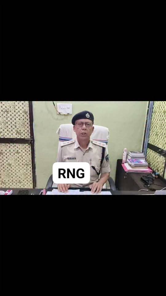 पुलिस अधीक्षक महोदय, भोजपुर के द्वारा हत्या, लूट, डकैती, चोरी, एन०डी०पी०एस०, वाहन चोरी आदि से संबंधित गंभीर कांडों के अभियुक्तों के विरूद्ध गिरफ्तारी एवं मादक पदार्थों, अवैध आर्म्स आदि के बरामदगी के विरूद्ध चलाये जा रहे अभियान के तहत बबुरा थाना अन्तर्गत कल दि0-09.09.26 को संध्या गश्ती के दौरान गुप्त सूचना के आधार पर ग्राम कोल्हरामपुर के बगीचा में छापामारी किया गया छापामारी के क्रम में एक चोरी की अपाची मोटरसाईकिल रजि०नं० BR01KA2660 के साथ दो और अपाची मोटरसाईकिल को बरामद किया गया तथा कुल 04 अलग-अलग मोटरसाईकिल की चोरी में इस्तेमाल होने वाले चाभियों के साथ कुल 04 अभियुक्तों को गिरफ्तार किया गया जिसके विरूद्ध बबुरा थाना कांड सं0 78/26 दर्ज किया गया है। उल्लेखनीय है कि बरामद मोटरसाईकिलों में से एक अपाची मोटरसाईकिल भोजपुर जिलान्तर्गत शाहपुर थाना कांड सं0- 218/26 से संबंधित है। सभी गिरफ्तार अभियुक्तों का पूर्व से आपराधिक इतिहास उपलब्ध है।
गिरफ्तार अभियुक्तो का नाम पताः-
