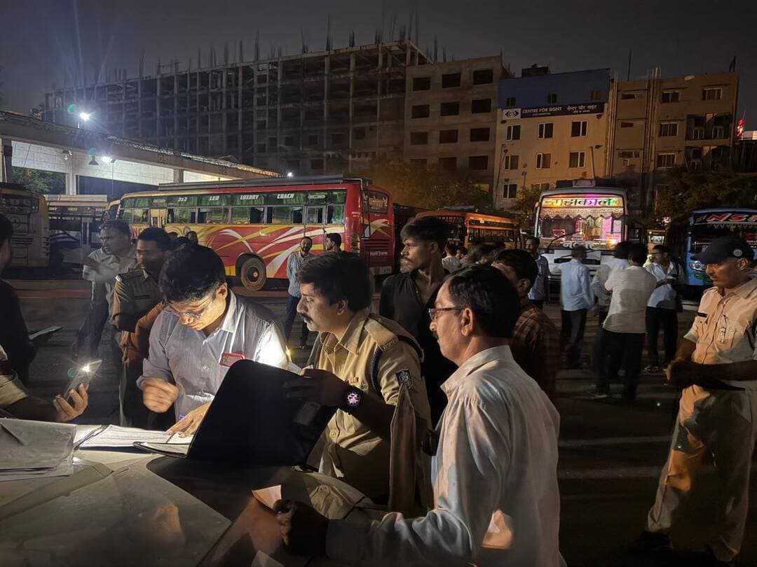 यात्रियों की सुरक्षा एवं फायर सेफ्टी की ऑडिट के लिए वाहनों का चेकिंग अभियान जारी
क्षेत्रीय परिवहन अधिकारी श्री जितेंद्र शर्मा के नेतृत्व में भोपाल में आईएसबीटी बस स्टैंड पर यात्री बसों का चेकिंग अभियान चलाया गया
चेकिंग अभियान अंतर्गत यात्रियों की सुरक्षा एवं फायर सेफ्टी की ऑडिट की गई। चेकिंग अभियान के दौरान लगभग 18 बसों को चेक किया गया, चेकिंग अभियान के दौरान दो यात्री बसों MP 07 ZQ 9386 को परमिट शर्तों के उल्लंघन के कारण एवं MP04 PA 2877 को ड्राइवर केबिन में अतिरिक्त सीटें लगी होने के कारण जप्त किया गया। साथ ही दो यात्री बसों MP 04 PA 2877 ड्राइवर केबिन में सीटें लगी होने के कारण एवं MP 36 P 2277 में इमरजेंसी एग्जिट बंद होने के कारण फिटनेस निरस्त की गई ।
इसके अतिरिक्त चार यात्री बसों एवं एक अन्य वाहन पर परमिट शर्तों के उल्लंघन तथा मोटर यान अधिनियम की अन्य धाराओं के अंतर्गत जुर्माना लगाया गया और 75000 की राशि जुर्माने के रूप में वसूल की गई यह चेकिंग अभियान यात्रियों की सुरक्षा की दृष्टिगत लगातार जारी रहेगा।
CM Madhya Pradesh
Jansampark Madhya Pradesh
#Bhopal
