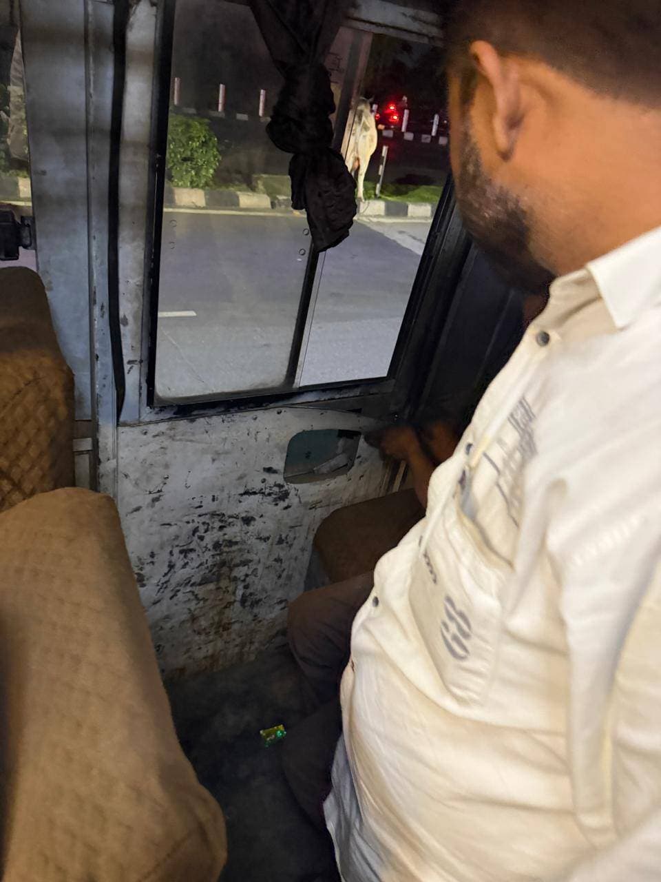 परिवहन आयुक्त महोदय के निर्देशानुसार आरटीओ भोपाल श्री जितेंद्र शर्मा के नेतृत्व में आज क्षेत्रीय परिवहन कार्यालय और उनके स्टाफ के द्वारा लालघाटी क्षेत्र में शाम 5:00 बजे से रात्रि 9:00 बजे तक यात्री बसों के विरुद्ध चेकिंग अभियान चलाया गया।
चेकिंग अभियान यात्रियों को सुरक्षा तथा फायर सेफ्टी की ऑडिट के रूप में चलाया गया । अभियान के दौरान लगभग 22 बसों को चेक किया गया, चेकिंग अभियान के दौरान एक यात्री बसों
AR 01 Q 2925 को परमिट न होने के कारण जप्त किया गया।
साथ ही दो यात्री बसों में इमरजेंसी एग्जिट बंद होने के तथा पैनिक बटन न होने के कारण फिटनेस निरस्त की गई ।
इसके अतिरिक्त 5 यात्री बसों परमिट शर्तों के उल्लंघन तथा मोटर यान अधिनियम की अन्य धाराओं के अंतर्गत जुर्माना लगाया गया और 62000 की राशि जुर्माने के रूप में वसूल की गई यह चेकिंग अभियान यात्रियों की सुरक्षा की दृष्टिगत लगातार जारी रहेगा।
CM Madhya Pradesh
Jansampark Madhya Pradesh
#Bhopal #RTO