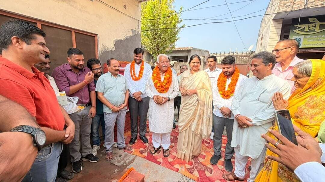 रंजीत कॉलोनी में 14.88 लाख की लागत से होंगे विकास कार्य, मेयर व विधायक ने किया शिलान्यास
रंजीत कॉलोनी में आरसीसी की दो मुख्य गलियों का होगा निर्माण, डाली जाएंगी स्टॉर्म वाटर लाइन
यमुनानगर। नगर निगम द्वारा शहर के प्रत्येक वार्ड में करोड़ों रुपये के विकास कार्य करवाए जा रहे है। इसी कड़ी में वीरवार को वार्ड नंबर 20 की रंजीत कॉलोनी में 14.88 लाख रुपये की लागत से होने वाले विकास कार्यों का मेयर सुमन बहमनी व विधायक घनश्याम दास अरोड़ा ने पार्षद विक्रम राणा की मौजूदगी में शिलान्यास किया। यहां नगर निगम द्वारा दो मुख्य गलियों का निर्माण व स्टॉर्म वाटर लाइन डालने का कार्य किया जाएगा। तीनों जन प्रतिनिधियों ने नारियल फोड़कर गलियों के निर्माण का शुभारंभ किया।
मेयर सुमन बहमनी ने बताया कि रंजीत कॉलोनी में प्रदीप चौहान के घर से लवप्रीत के घर तक और पाल स्वीट्स की दुकान से राधे ड्राई क्लीनर्स तक आरसीसी गलियों का निर्माण किया जाएगा। इस गलियों के निर्माण के साथ स्टॉर्म वाटर लाइन डालने का कार्य भी किया जाएगा। इन कार्यों से क्षेत्र के लोगों को आवागमन के साथ-साथ बरसाती पानी की निकासी की बेहतर सुविधा मिलेगी। मेयर सुमन बहमनी ने कहा कि नगर निगम का उद्देश्य शहर के प्रत्येक वार्ड में बिना किसी भेदभाव के मूलभूत सुविधाओं को मजबूत करना है। गलियों, नालियों, स्टॉर्म वाटर लाइन व अन्य जरूरी विकास कार्यों को प्राथमिकता के आधार पर करवाया जा रहा है। उन्होंने अधिकारियों को निर्देश दिए कि विकास कार्य निर्धारित समयावधि में पूरे किए जाएं और निर्माण कार्यों में गुणवत्ता से किसी प्रकार का समझौता न हो।
विधायक घनश्याम दास अरोड़ा ने कहा कि प्रदेश सरकार व नगर निगम द्वारा शहर के विकास को प्राथमिकता दी जा रही है। वार्डों में सड़क, सीवरेज, जल निकासी और अन्य बुनियादी सुविधाओं से जुड़े कार्य लगातार करवाए जा रहे हैं। रंजीत कॉलोनी में होने वाले इन विकास कार्यों से स्थानीय निवासियों को काफी लाभ मिलेगा। उन्होंने कहा कि क्षेत्र की अन्य समस्याओं का भी प्राथमिकता के आधार पर समाधान करवाया जाएगा। इस मौके पर सहायक अभियंता सुरेंद्र दहिया, कनिष्ठ अभियंता विशाल चौहान, भाजपा मंडल अध्यक्ष शुभम राणा, महामंत्री दिनेश मनकट सहित अर्जुन, परवीन राणा, परवीन कुमार, राघव शर्मा, बलोचन सिंह, वैभव, संजीव शर्मा, जगदीश बब्बर, निर्मला वर्मा, दीपक कुमार, श्याम लाल, जरनैल सिंह, राहुल पांडे आदि मौजूद रहे।
फोटो कैप्शन - रंजीत कॉलोनी में विकास कार्यों का शिलान्यास करते विधायक व मेयर।