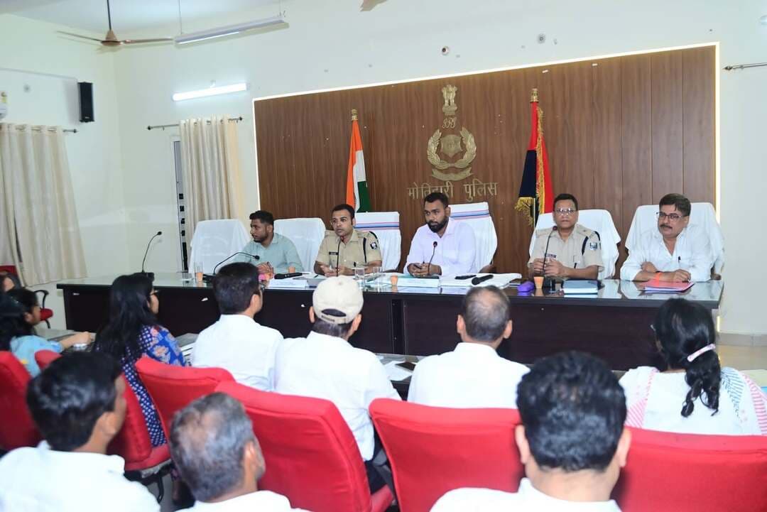 प्रशस्ति पत्र वितरण समारोह
आज दिनांक 10.09.2026 को जिलाधिकारी एवं पुलिस अधीक्षक, पूर्वी चंपारण, मोतिहारी द्वारा माननीय न्यायालय में लंबित त्वरित विचारण एवं सामान्य विचारण से संबंधित कांडों के त्वरित निष्पादन में सराहनीय योगदान देने वाले अभियोजन पदाधिकारियों को प्रशस्ति पत्र प्रदान कर सम्मानित किया गया।
Information & Public Relations Department, Government of Bihar Motihari Police