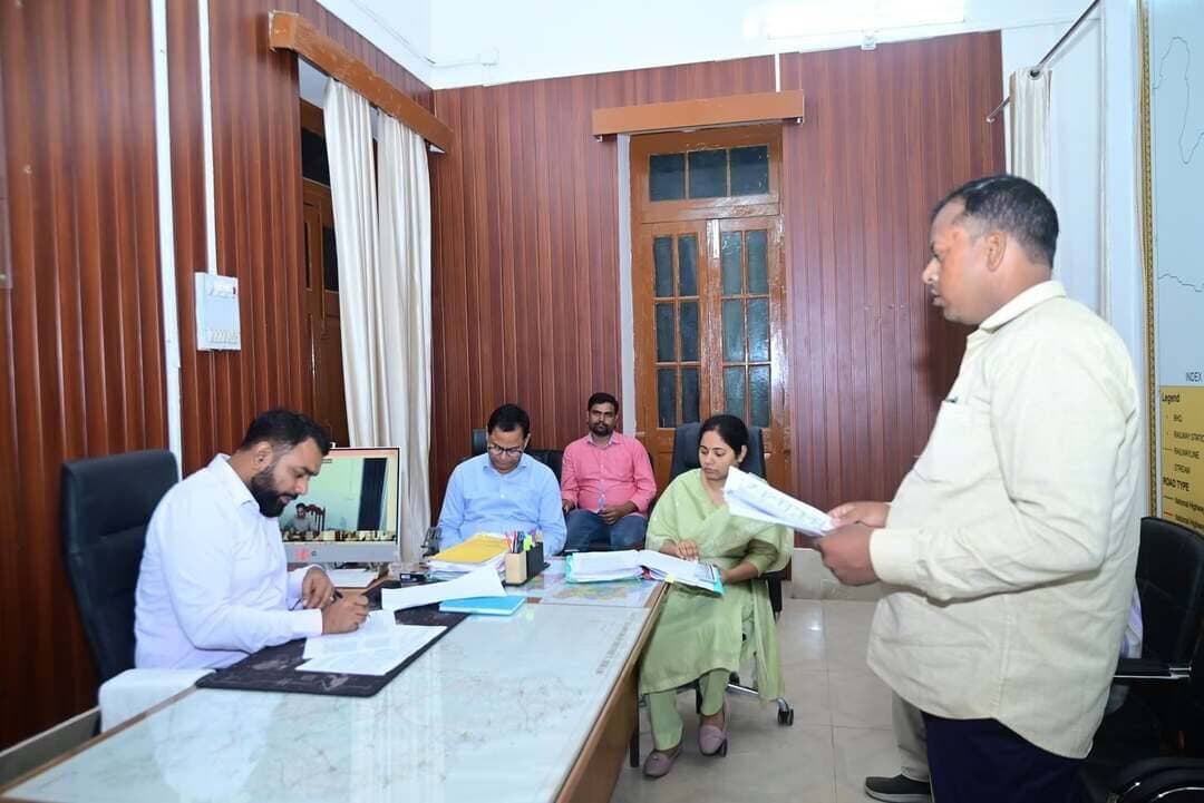 द्वितीय अपील अंतर्गत 10 मामलों की जिलाधिकारी ने की सुनवाई
जिलाधिकारी श्री सौरभ सुमन यादव के द्वारा आज अपने कार्यालय कक्ष में द्वितीय अपील अंतर्गत कुल 10 मामलों की सुनवाई की गई। परिवादी जिलाधिकारी के कार्यालय कक्ष में उपस्थित थे जबकि मामलों से संबंधित लोक प्राधिकार ऑनलाइन माध्यम से जुड़े हुए थे।
आदापुर अंचल के सहदेव ठाकुर का मामला बंदोबस्ती परवाना में पर्चा का खेसरा गलत दर्ज करने के संबंध में था। जिलाधिकारी के द्वारा अंचल अधिकारी आदापुर को 5 दिन का समय दिया गया और निर्देश दिया गया कि अपने खुद से अनुमंडल पदाधिकारी के कार्यालय जाकर इनका खेसरा अभिलेख से संबंधित सुधार कराते हुए इनको पर्चा उपलब्ध कराया जाए एवं कृत कार्रवाई संबंधी प्रतिवेदन द्वितीय अपील कार्यालय को भेजा जाए।
रामगढ़वा आंचल से अखिलेश्वर प्रसाद यादव का मामला अतिक्रमण से संबंधित था। जिलाधिकारी द्वारा रामगढ़वा अंचल अधिकारी को मामले को गंभीरता से जांच करते हुए उनके द्वारा दिए गए आवेदन के आलोक में रास्ता को अतिक्रमण मुक्त करते हुए चलने लायक बनवा देने का निर्देश दिया गया।
साधारांचल मोतिहारी के सुनील कुमार कुशवाहा का मामला खटियाणी भूमि पर जोर जबरदस्ती कर सड़क बनाने से संबंधित था जिलाधिकारी के द्वारा प्रखंड विकास पदाधिकारी से इस पर वीडियो कॉन्फ्रेंसिंग के माध्यम से वार्ता की गई प्रखंड विकास पदाधिकारी के द्वारा बताया गया कि ग्राम पंचायत की योजना है जिसकी जांच कराई गई है। जिलाधिकारी के द्वारा पुनः नापी कराकर इसकी जांच करने का निर्देश सदर अनुमंडल पदाधिकारी मोतिहारी को दिया गया।
सदर अंचल मोतिहारी के नरेश प्रसाद का मामला फर्जी दस्तावेज के आधार पर मौजा स्थानांतरण करने से संबंधित था। भूमि सुधार रूप समाहर्ता सदन मंडल मोतिहारी के द्वारा बताया गया कि यह परिमार्जन का मामला था जिसकी जांच पूर्व के डीसीएलआर द्वारा कराई गई थी। जिलाधिकारी के द्वारा अपर समाहर्ता पूर्वी चंपारण मोतिहारी को पुन जांच कर कर प्रतिवेदन देने के निर्देश के साथ भेजा गया और इसके लिए 10 दिन का समय निर्धारित किया गया।
घोड़ासहन अंचल के रामाधार राय का मामला प्रधानमंत्री आवास योजना नहीं मिलने के संबंध में था उनके द्वारा बताया गया कि उनके नाम पर दूसरे के घर का फोटो लगा दिया गया है जिसके कारण उन्हें योजना का लाभ नहीं मिल पा रहा है। जिलाधिकारी के द्वारा प्रखंड विकास पदाधिकारी घोड़ासहन को खुद से स्थल पर जाकर जांच करने और इससे संबंधित प्रतिवेदन देने का निर्देश दिया गया।
सुगौली प्रखंड के रामबाबू प्रसाद ने बताया कि पंचायत में किए गए कार्य में अनियमितता भारती गई है उनके द्वारा बताया गया कि श्रमदान से मिट्टी की भराई की गई थी जिसको मनरेगा अंतर्गत दिखाकर राशि की निकासी कर ली गई है। इस पर जिलाधिकारी के द्वारा प्रखंड विकास पदाधिकारी सुगौली को अगले तीन दिन में इस आशय का प्रतिवेदन देने का निर्देश दिया गया कि वास्तव में कार्य हुआ है अथवा नहीं और निकासी कितने राशि की की गई है। जिलाधिकारी के द्वारा उस पंचायत में नल जल योजना की जांच कर प्रतिवेदन देने का भी निर्देश दिया गया।
Information & Public Relations Department, Government of Bihar