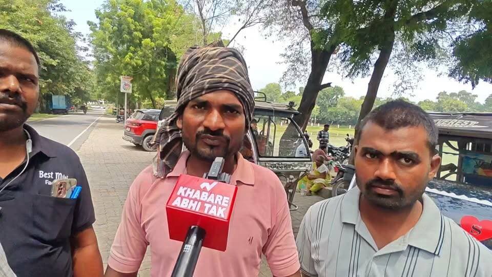 मऊ रेलवे जंक्शन पर ऑटो चालकों से बदसलूकी का आरोप, चालकों ने खोला मोर्चा