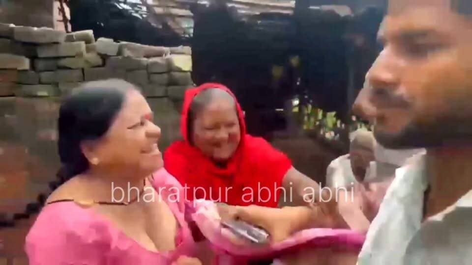 #महिलाओं_की_भिड़ंत..
यूपी के हमीरपुर जिले के कुरारा कस्बे में नाली तोड़ने को लेकर सपा की पूर्व नगर पंचायत अध्यक्ष माया वाल्मीकि और बीजेपी की वर्तमान नगर पंचायत अध्यक्ष आशारानी कबीर के बीच विवाद हो गया। दोनों के बीच मारपीट का वीडियो सोशल मीडिया पर वायरल हो रहा है।