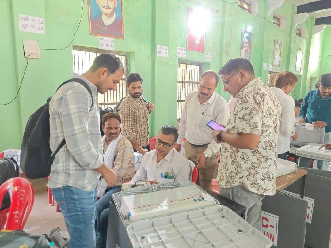 #भरतपुर। नदबई नगर पालिका क्षेत्र के 32 वार्डों में 11 सितंबर को होने वाले नगर निकाय आम चुनाव-2026 के लिए मतदान दलों को अंतिम प्रशिक्षण के बाद उनके निर्धारित केंद्रों के लिए रवाना कर दिया गया है। महात्मा गांधी राजकीय स्कूल में आयोजित प्रशिक्षण कार्यक्रम के दौरान एसडीएम सचिन यादव और एरिया मजिस्ट्रेट मुनिदेव यादव ने मतदान कर्मियों को पूरी निष्पक्षता, पारदर्शिता और गंभीरता के साथ चुनाव संपन्न कराने के सख्त निर्देश दिए। अधिकारियों ने कार्मिकों को टीम भावना से काम करने, ईवीएम सुरक्षा का विशेष ध्यान रखने तथा किसी भी अवांछित गतिविधि की सूचना तुरंत सेक्टर मजिस्ट्रेट को देने के लिए पाबंद किया है। शुक्रवार सुबह 7 बजे से शुरू होने वाला मतदान शाम 6 बजे तक चलेगा। इससे पूर्व निर्धारित समय पर मॉकपोल की प्रक्रिया पूरी की जाएगी। प्रशिक्षण में अधिकारियों को ईवीएम संचालन, मशीन सीलिंग और वीवीपैट की कार्यप्रणाली के बारे में विस्तार से समझाया गया। मतदाताओं को जागरूक करते हुए बताया गया कि वोटिंग कंपार्टमेंट में बटन दबाने के बाद आने वाली 'बीप' की आवाज और वीवीपैट पर दिखने वाली पर्ची ही मतदान पूर्ण होने की पुष्टि करेगी। मतदान केंद्रों पर शांति व्यवस्था और भीड़ नियंत्रण के लिए पुलिस सीओ भवानी सिंह शेखावत, सेक्टर मजिस्ट्रेट तरुण कुमार सहित अन्य प्रशासनिक अधिकारी मुस्तैद रहे।