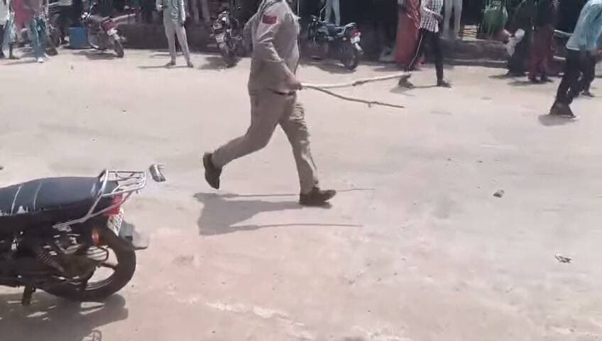 शिवपुरी- जिले के अमोला थाना क्षेत्र में शराब की दुकानों का विरोध कर रही महिलाओं ने पुलिस व आबकारी विभाग की टीम पर किया हमला।
