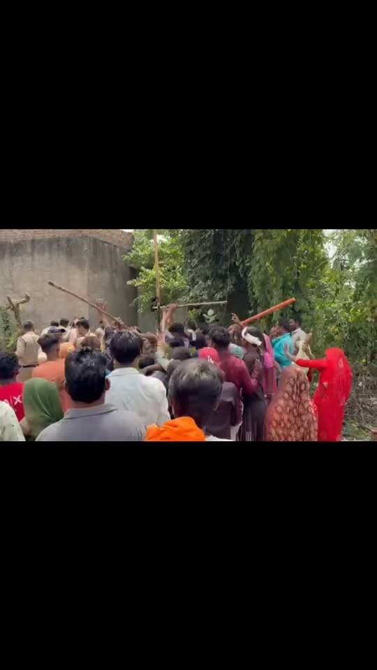 करेरा में शराब दुकान को लेकर बवाल, ग्रामीणों और पुलिस में झड़प
शिवपुरी/करेरा- अमोलपठा में शराब दुकान हटाने की मांग को लेकर ग्रामीणों का गुस्सा फूट पड़ा। महिलाओं के नेतृत्व में ग्रामीणों ने दुकान पर पहुंचकर विरोध जताया, देखते ही देखते मामला झड़प में बदल गया। मौके पर मौजूद पुलिस टीम के साथ भी धक्का-मुक्की और लाठी-डंडे चले देखिए वीडियो।
#Shivpuri #KareraNews #Amolpatha #MadhyaPradesh #ViralVideo