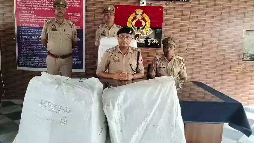 चाइनीज मांझे की बिक्री पर बरेली पुलिस का शिकंजा, दो आरोपी गिरफ्तार
प्रतिबंध के बावजूद धड़ल्ले से बेच रहे थे अधोमानक/प्रतिबंधित मांझा, किला पुलिस ने की कार्रवाई
बरेली। प्रतिबंधित चाइनीज मांझे की बिक्री के खिलाफ बरेली पुलिस ने कार्रवाई करते हुए थाना किला क्षेत्र से दो आरोपियों को गिरफ्तार किया है। पुलिस ने उनके कब्जे से अधोमानक/प्रतिबंधित चाइनीज मांझा भी बरामद किया है।
पुलिस के अनुसार, प्रतिबंधित मांझे की बिक्री और इस्तेमाल पर रोक के बावजूद आरोपी इसकी बिक्री कर रहे थे। सूचना के आधार पर थाना किला पुलिस ने कार्रवाई करते हुए दोनों अभियुक्तों को गिरफ्तार किया और उनके पास से मांझा बरामद किया।
मामले में सीओ सिटी-2 बरेली नितिन कुमार ने पुलिस कार्रवाई और बरामदगी के संबंध में जानकारी दी। उन्होंने बताया कि प्रतिबंधित चाइनीज मांझे की बिक्री करने वालों के खिलाफ पुलिस लगातार कार्रवाई कर रही है और ऐसे मामलों में सख्ती जारी रहेगी।
#Bareilly #BareillyPolice #ChineseManjha #ChineseManjhaBan #KilaPolice #BareillyNews #PoliceAction #चाइनीजमांझा #बरेलीपुलिस #बरेलीन्यूज़
