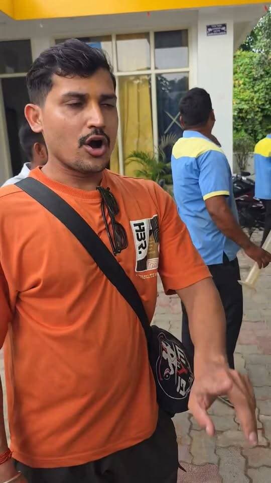 भुगतान पूरा, पेट्रोल कम? वायरल वीडियो के बाद फतेहपुर के पेट्रोल पंप पर उठे गंभीर सवाल
शहर स्थित एक पेट्रोल पंप पर कथित घाटतौली का दावा, वीडियो सोशल मीडिया पर तेजी से वायरल
जांच से ही सामने आएगी सच्चाई, जिम्मेदार विभाग की कार्रवाई का इंतजार
फतेहपुर। फतेहपुर शहर के सदर कोतवाली क्षेत्र स्थित एक पेट्रोल पंप पर कथित तौर पर कम पेट्रोल दिए जाने का दावा करने वाला वीडियो सोशल मीडिया पर तेजी से वायरल हो रहा है। वीडियो सामने आने के बाद पेट्रोल पंप की कार्यप्रणाली, माप-तौल व्यवस्था और उपभोक्ता अधिकारों को लेकर लोगों के बीच चर्चा तेज हो गई है। हालांकि वायरल वीडियो में किए जा रहे दावों की आधिकारिक पुष्टि अभी नहीं हुई है और पूरे मामले की सच्चाई जांच के बाद ही स्पष्ट हो सकेगी।
प्राप्त जानकारी के अनुसार, जिम से लौट रहे एक युवक ने अपनी बाइक में पेट्रोल भरवाया। युवक का आरोप है कि भुगतान पूरी राशि का करने के बावजूद उसे पेट्रोल की मात्रा कम होने का संदेह हुआ। इसी बात को लेकर उसकी पेट्रोल पंप कर्मचारियों से कहासुनी हो गई।
प्रत्यक्षदर्शियों के अनुसार, उसी दौरान वहां मौजूद कुछ अधिवक्ताओं और अन्य ग्राहकों ने मामले को गंभीरता से लेते हुए पेट्रोल की दोबारा जांच कराने का सुझाव दिया। कथित तौर पर बाइक से पेट्रोल निकालकर मापने पर मात्रा कम होने का दावा किया गया। इस पूरे घटनाक्रम का वीडियो किसी ने रिकॉर्ड कर सोशल मीडिया पर वायरल कर दिया।
वीडियो वायरल होने के बाद लोगों ने पेट्रोल पंपों पर ईंधन की गुणवत्ता और माप-तौल की पारदर्शिता को लेकर सवाल उठाए हैं। उपभोक्ताओं का कहना है कि यदि कोई शिकायत सामने आती है तो संबंधित विभाग को तत्काल मौके पर पहुंचकर इलेक्ट्रॉनिक डिस्पेंसिंग मशीनों और माप उपकरणों की जांच करनी चाहिए, ताकि वास्तविक स्थिति सामने आ सके।
हालांकि, इस मामले में संबंधित पेट्रोल पंप संचालक अथवा विधिक माप विज्ञान (लीगल मेट्रोलॉजी) विभाग की ओर से खबर लिखे जाने तक कोई आधिकारिक बयान सामने नहीं आया है। इसलिए वायरल वीडियो के आधार पर किसी निष्कर्ष पर पहुंचना उचित नहीं होगा। जांच पूरी होने के बाद ही यह स्पष्ट हो सकेगा कि मामला तकनीकी त्रुटि का था या किसी अन्य कारण से विवाद उत्पन्न हुआ।
ईंधन की बढ़ती कीमतों के बीच इस तरह के आरोप उपभोक्ताओं की चिंता बढ़ा रहे हैं। ऐसे में पारदर्शी जांच और निष्पक्ष कार्रवाई से ही आम जनता का भरोसा कायम रखा जा सकता है।
सोशल मीडिया पर वायरल वीडियो किसी घटना को चर्चा का विषय बना सकते हैं, लेकिन किसी भी दावे की पुष्टि आधिकारिक जांच के बाद ही मानी जानी चाहिए। यदि जांच में अनियमितता सामने आती है तो संबंधित दोषियों के विरुद्ध नियमानुसार कार्रवाई की जानी चाहिए, वहीं यदि आरोप निराधार सिद्ध होते हैं तो संबंधित तथ्य भी सार्वजनिक किए जाने चाहिए, ताकि भ्रम की स्थिति समाप्त हो सके।
🟥 ND NEWS | दैनिक निष्पक्ष धारा की अपील
ईंधन भरवाते समय उपभोक्ता मीटर की रीडिंग अवश्य देखें और संदेह होने पर उसी समय पांच लीटर माप परीक्षण की मांग करें। किसी भी प्रकार की अनियमितता की शिकायत संबंधित विभाग को लिखित रूप में दें। प्रशासन से अपेक्षा है कि पेट्रोल पंपों का नियमित निरीक्षण कर माप-तौल व्यवस्था, ईंधन की गुणवत्ता और उपभोक्ता अधिकारों की सुरक्षा सुनिश्चित करे। सोशल मीडिया पर वायरल सामग्री साझा करने से पहले उसकी सत्यता की पुष्टि अवश्य करें।
👇👇
#NDNews #दैनिक_निष्पक्ष_धारा #Fatehpur #PetrolPump #FuelScam #ConsumerRights #LegalMetrology #IndianOil #Petrol #ViralVideo #UPNews #FatehpurPolice #घाटतौली #आवासविकास #BreakingNews
👇👇
@myogiadityanath
@UPGovt
@Uppolice
@fatehpurpolice
@PIB_India
@IndianOilcl
@PetroleumMin
@consaff
👇👇
🟥 ND NEWS | दैनिक निष्पक्ष धारा
मुख्य संपादक / संस्थापक: राजन सिंह हाड़ा
सह-संपादक: शालिनी सिंह भदौरिया
✒️ रिपोर्ट: सहयोगी शिवा गुप्ता के साथ जिला ब्यूरो अजय श्रीवास्तव
📍 कार्यालय-3: U158, हीरा स्वीट्स के पास, विकास मार्ग, लक्ष्मी नगर, पूर्वी दिल्ली, पिन कोड – 110092 (NCR)
📍 कार्यालय-2: विधानसभा रोड, बर्लिंगटन चौराहा, लखनऊ – 226001 (UP)
📍 कार्यालय-1: 1/1 अटल बिहारी चौराहा, नियर बर्मा चौराहा, फतेहपुर – 212601 (UP)
📅 दिनांक: 10 सितम्बर 2026
📆 दिन: गुरुवार
📧 Email: ndnewschannel@gmail.com
📞 मोबाइल: 9696119696
📝 ND NEWS डिस्क्लेमर: यह समाचार उपलब्ध स्थानीय जानकारी,प्रत्यक्षदर्शियों के दावों और सोशल मीडिया पर वायरल वीडियो के आधार पर तैयार किया गया है।वीडियो में किए गए दावों की स्वतंत्र एवं आधिकारिक पुष्टि अभी नहीं हुई है। मामले की वास्तविक स्थिति संबंधित विभाग की जांच और आधिकारिक रिपोर्ट के बाद ही स्पष्ट मानी जाएगी।
