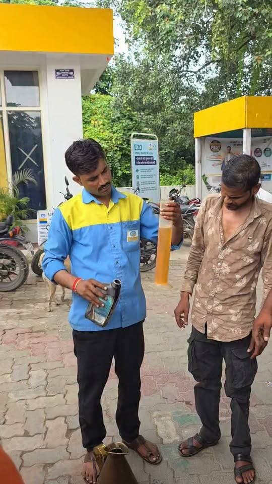 भुगतान पूरा, पेट्रोल कम? वायरल वीडियो के बाद फतेहपुर के पेट्रोल पंप पर उठे गंभीर सवाल
शहर स्थित एक पेट्रोल पंप पर कथित घाटतौली का दावा, वीडियो सोशल मीडिया पर तेजी से वायरल
जांच से ही सामने आएगी सच्चाई, जिम्मेदार विभाग की कार्रवाई का इंतजार
फतेहपुर। फतेहपुर शहर के सदर कोतवाली क्षेत्र स्थित एक पेट्रोल पंप पर कथित तौर पर कम पेट्रोल दिए जाने का दावा करने वाला वीडियो सोशल मीडिया पर तेजी से वायरल हो रहा है। वीडियो सामने आने के बाद पेट्रोल पंप की कार्यप्रणाली, माप-तौल व्यवस्था और उपभोक्ता अधिकारों को लेकर लोगों के बीच चर्चा तेज हो गई है। हालांकि वायरल वीडियो में किए जा रहे दावों की आधिकारिक पुष्टि अभी नहीं हुई है और पूरे मामले की सच्चाई जांच के बाद ही स्पष्ट हो सकेगी।
प्राप्त जानकारी के अनुसार, जिम से लौट रहे एक युवक ने अपनी बाइक में पेट्रोल भरवाया। युवक का आरोप है कि भुगतान पूरी राशि का करने के बावजूद उसे पेट्रोल की मात्रा कम होने का संदेह हुआ। इसी बात को लेकर उसकी पेट्रोल पंप कर्मचारियों से कहासुनी हो गई।
प्रत्यक्षदर्शियों के अनुसार, उसी दौरान वहां मौजूद कुछ अधिवक्ताओं और अन्य ग्राहकों ने मामले को गंभीरता से लेते हुए पेट्रोल की दोबारा जांच कराने का सुझाव दिया। कथित तौर पर बाइक से पेट्रोल निकालकर मापने पर मात्रा कम होने का दावा किया गया। इस पूरे घटनाक्रम का वीडियो किसी ने रिकॉर्ड कर सोशल मीडिया पर वायरल कर दिया।
वीडियो वायरल होने के बाद लोगों ने पेट्रोल पंपों पर ईंधन की गुणवत्ता और माप-तौल की पारदर्शिता को लेकर सवाल उठाए हैं। उपभोक्ताओं का कहना है कि यदि कोई शिकायत सामने आती है तो संबंधित विभाग को तत्काल मौके पर पहुंचकर इलेक्ट्रॉनिक डिस्पेंसिंग मशीनों और माप उपकरणों की जांच करनी चाहिए, ताकि वास्तविक स्थिति सामने आ सके।
हालांकि, इस मामले में संबंधित पेट्रोल पंप संचालक अथवा विधिक माप विज्ञान (लीगल मेट्रोलॉजी) विभाग की ओर से खबर लिखे जाने तक कोई आधिकारिक बयान सामने नहीं आया है। इसलिए वायरल वीडियो के आधार पर किसी निष्कर्ष पर पहुंचना उचित नहीं होगा। जांच पूरी होने के बाद ही यह स्पष्ट हो सकेगा कि मामला तकनीकी त्रुटि का था या किसी अन्य कारण से विवाद उत्पन्न हुआ।
ईंधन की बढ़ती कीमतों के बीच इस तरह के आरोप उपभोक्ताओं की चिंता बढ़ा रहे हैं। ऐसे में पारदर्शी जांच और निष्पक्ष कार्रवाई से ही आम जनता का भरोसा कायम रखा जा सकता है।
सोशल मीडिया पर वायरल वीडियो किसी घटना को चर्चा का विषय बना सकते हैं, लेकिन किसी भी दावे की पुष्टि आधिकारिक जांच के बाद ही मानी जानी चाहिए। यदि जांच में अनियमितता सामने आती है तो संबंधित दोषियों के विरुद्ध नियमानुसार कार्रवाई की जानी चाहिए, वहीं यदि आरोप निराधार सिद्ध होते हैं तो संबंधित तथ्य भी सार्वजनिक किए जाने चाहिए, ताकि भ्रम की स्थिति समाप्त हो सके।
🟥 ND NEWS | दैनिक निष्पक्ष धारा की अपील
ईंधन भरवाते समय उपभोक्ता मीटर की रीडिंग अवश्य देखें और संदेह होने पर उसी समय पांच लीटर माप परीक्षण की मांग करें। किसी भी प्रकार की अनियमितता की शिकायत संबंधित विभाग को लिखित रूप में दें। प्रशासन से अपेक्षा है कि पेट्रोल पंपों का नियमित निरीक्षण कर माप-तौल व्यवस्था, ईंधन की गुणवत्ता और उपभोक्ता अधिकारों की सुरक्षा सुनिश्चित करे। सोशल मीडिया पर वायरल सामग्री साझा करने से पहले उसकी सत्यता की पुष्टि अवश्य करें।
👇👇
#NDNews #दैनिक_निष्पक्ष_धारा #Fatehpur #PetrolPump #FuelScam #ConsumerRights #LegalMetrology #IndianOil #Petrol #ViralVideo #UPNews #FatehpurPolice #घाटतौली #आवासविकास #BreakingNews
👇👇
@myogiadityanath
@UPGovt
@Uppolice
@fatehpurpolice
@PIB_India
@IndianOilcl
@PetroleumMin
@consaff
👇👇
🟥 ND NEWS | दैनिक निष्पक्ष धारा
मुख्य संपादक / संस्थापक: राजन सिंह हाड़ा
सह-संपादक: शालिनी सिंह भदौरिया
✒️ रिपोर्ट: सहयोगी शिवा गुप्ता के साथ जिला ब्यूरो अजय श्रीवास्तव
📍 कार्यालय-3: U158, हीरा स्वीट्स के पास, विकास मार्ग, लक्ष्मी नगर, पूर्वी दिल्ली, पिन कोड – 110092 (NCR)
📍 कार्यालय-2: विधानसभा रोड, बर्लिंगटन चौराहा, लखनऊ – 226001 (UP)
📍 कार्यालय-1: 1/1 अटल बिहारी चौराहा, नियर बर्मा चौराहा, फतेहपुर – 212601 (UP)
📅 दिनांक: 10 सितम्बर 2026
📆 दिन: गुरुवार
📧 Email: ndnewschannel@gmail.com
📞 मोबाइल: 9696119696
📝 ND NEWS डिस्क्लेमर: यह समाचार उपलब्ध स्थानीय जानकारी,प्रत्यक्षदर्शियों के दावों और सोशल मीडिया पर वायरल वीडियो के आधार पर तैयार किया गया है।वीडियो में किए गए दावों की स्वतंत्र एवं आधिकारिक पुष्टि अभी नहीं हुई है। मामले की वास्तविक स्थिति संबंधित विभाग की जांच और आधिकारिक रिपोर्ट के बाद ही स्पष्ट मानी जाएगी।
