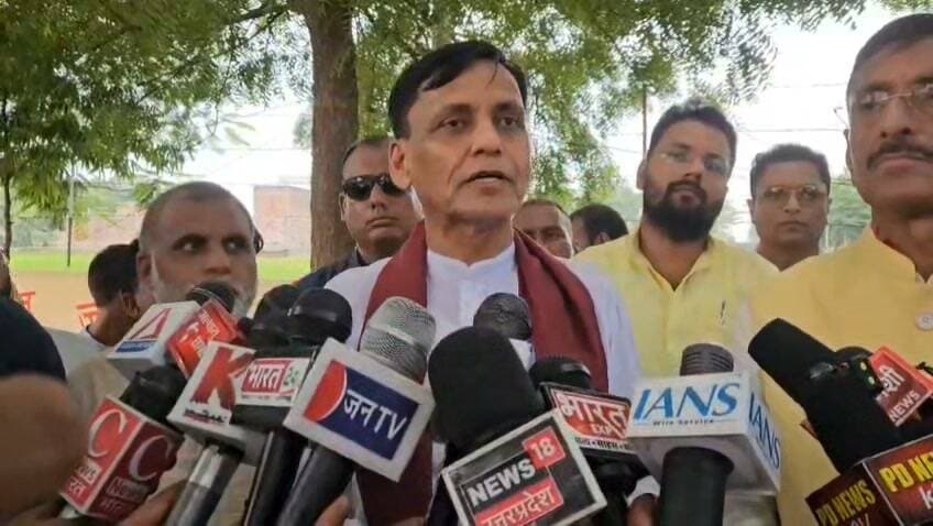 परमवीर चक्र विजेता शहीद वीर अब्दुल हमीद के 61वें शहादत दिवस पर गाजीपुर में उनके पैतृक गांव धामूपुर में श्रद्धांजलि कार्यक्रम आयोजित किया गया। कार्यक्रम में केंद्रीय रक्षा राज्यमंत्री संजय सेठ और केंद्रीय गृह राज्यमंत्री नित्यानंद राय शामिल हुए।दोनों केंद्रीय मंत्रियों ने शहीद अब्दुल हमीद को श्रद्धांजलि अर्पित कर उनके अदम्य साहस और बलिदान को याद किया। वीर अब्दुल हमीद ने वर्ष 1965 के भारत-पाकिस्तान युद्ध में अदम्य वीरता का प्रदर्शन करते हुए दुश्मन के कई टैंकों को ध्वस्त किया था।शहादत दिवस कार्यक्रम में केंद्रीय रक्षा राज्यमंत्री संजय सेठ और केंद्रीय गृह राज्यमंत्री नित्यानंद राय ने परमवीर चक्र विजेता अब्दुल हमीद की मूर्ति पर श्रद्धा सुमन अर्पित कर उनके शौर्य और पराक्रम को याद करते हुए नमन किया।इस दौरान केंद्रीय मंत्रियों ने भारतीय सेना के शौर्य और पराक्रम को याद करते हुए कहाकि समय समय पर भारतीय सेना ने अपनी वीरता और साहस से दुनिया की अचंभित किया है।केंद्रीय मंत्रियों ने कहाकि भारतीय सेना ने पाकिस्तान से वर्ष 1965,1971,कारगिल और ऑपरेशन सिंदूर की जंग के दौरान अपने शौर्य और पराक्रम से दुश्मन देश को हमेशा पराजित किया।उन्होंने कहाकि ऑपरेशन सिंदूर में पूरी तरह स्वदेशी हथियारों का उपयोग कर भारतीय सेना ने विश्व को हैरान कर दिया।मंत्रियों ने कहाकि अब भारत बड़ी मात्रा में डिफेंस एक्सपोर्ट कर रहा है।
वीर अब्दुल हमीद की शहादत दिवस पर आयोजित कार्यक्रम में बड़ी संख्या में लोग उनके पैतृक गांव धामूपुर में जुटे और देश के इस वीर सपूत को याद किया।
भारत-पाक युद्ध के दौरान 10 सितंबर 1965 को वीर अब्दुल हमीद देश के लिए शहीद हो गए थे। उनके अद्वितीय साहस और बलिदान के लिए मरणोपरांत उन्हें देश के सर्वोच्च सैन्य सम्मान परमवीर चक्र से सम्मानित किया गया था।
बाईट-संजय सेठ,रक्षा राज्यमंत्री।
बाईट-नित्यानन्द राय,गृह राज्यमंत्री। #GhazipurNews