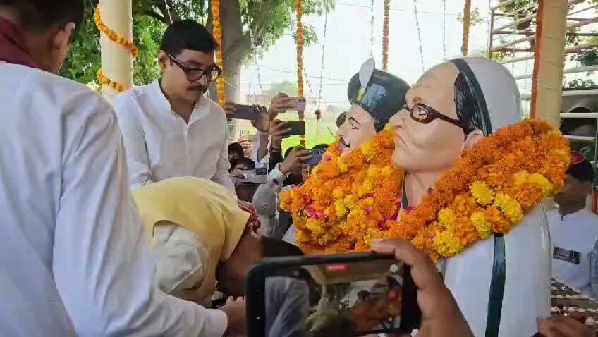 परमवीर चक्र विजेता शहीद वीर अब्दुल हमीद के 61वें शहादत दिवस पर गाजीपुर में उनके पैतृक गांव धामूपुर में श्रद्धांजलि कार्यक्रम आयोजित किया गया। कार्यक्रम में केंद्रीय रक्षा राज्यमंत्री संजय सेठ और केंद्रीय गृह राज्यमंत्री नित्यानंद राय शामिल हुए।दोनों केंद्रीय मंत्रियों ने शहीद अब्दुल हमीद को श्रद्धांजलि अर्पित कर उनके अदम्य साहस और बलिदान को याद किया। वीर अब्दुल हमीद ने वर्ष 1965 के भारत-पाकिस्तान युद्ध में अदम्य वीरता का प्रदर्शन करते हुए दुश्मन के कई टैंकों को ध्वस्त किया था।शहादत दिवस कार्यक्रम में केंद्रीय रक्षा राज्यमंत्री संजय सेठ और केंद्रीय गृह राज्यमंत्री नित्यानंद राय ने परमवीर चक्र विजेता अब्दुल हमीद की मूर्ति पर श्रद्धा सुमन अर्पित कर उनके शौर्य और पराक्रम को याद करते हुए नमन किया।इस दौरान केंद्रीय मंत्रियों ने भारतीय सेना के शौर्य और पराक्रम को याद करते हुए कहाकि समय समय पर भारतीय सेना ने अपनी वीरता और साहस से दुनिया की अचंभित किया है।केंद्रीय मंत्रियों ने कहाकि भारतीय सेना ने पाकिस्तान से वर्ष 1965,1971,कारगिल और ऑपरेशन सिंदूर की जंग के दौरान अपने शौर्य और पराक्रम से दुश्मन देश को हमेशा पराजित किया।उन्होंने कहाकि ऑपरेशन सिंदूर में पूरी तरह स्वदेशी हथियारों का उपयोग कर भारतीय सेना ने विश्व को हैरान कर दिया।मंत्रियों ने कहाकि अब भारत बड़ी मात्रा में डिफेंस एक्सपोर्ट कर रहा है।
वीर अब्दुल हमीद की शहादत दिवस पर आयोजित कार्यक्रम में बड़ी संख्या में लोग उनके पैतृक गांव धामूपुर में जुटे और देश के इस वीर सपूत को याद किया।
भारत-पाक युद्ध के दौरान 10 सितंबर 1965 को वीर अब्दुल हमीद देश के लिए शहीद हो गए थे। उनके अद्वितीय साहस और बलिदान के लिए मरणोपरांत उन्हें देश के सर्वोच्च सैन्य सम्मान परमवीर चक्र से सम्मानित किया गया था।
बाईट-संजय सेठ,रक्षा राज्यमंत्री।
बाईट-नित्यानन्द राय,गृह राज्यमंत्री। #GhazipurNews