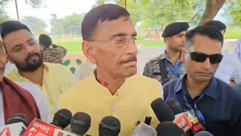 परमवीर चक्र विजेता शहीद वीर अब्दुल हमीद के 61वें शहादत दिवस पर गाजीपुर में उनके पैतृक गांव धामूपुर में श्रद्धांजलि कार्यक्रम आयोजित किया गया। कार्यक्रम में केंद्रीय रक्षा राज्यमंत्री संजय सेठ और केंद्रीय गृह राज्यमंत्री नित्यानंद राय शामिल हुए।दोनों केंद्रीय मंत्रियों ने शहीद अब्दुल हमीद को श्रद्धांजलि अर्पित कर उनके अदम्य साहस और बलिदान को याद किया। वीर अब्दुल हमीद ने वर्ष 1965 के भारत-पाकिस्तान युद्ध में अदम्य वीरता का प्रदर्शन करते हुए दुश्मन के कई टैंकों को ध्वस्त किया था।शहादत दिवस कार्यक्रम में केंद्रीय रक्षा राज्यमंत्री संजय सेठ और केंद्रीय गृह राज्यमंत्री नित्यानंद राय ने परमवीर चक्र विजेता अब्दुल हमीद की मूर्ति पर श्रद्धा सुमन अर्पित कर उनके शौर्य और पराक्रम को याद करते हुए नमन किया।इस दौरान केंद्रीय मंत्रियों ने भारतीय सेना के शौर्य और पराक्रम को याद करते हुए कहाकि समय समय पर भारतीय सेना ने अपनी वीरता और साहस से दुनिया की अचंभित किया है।केंद्रीय मंत्रियों ने कहाकि भारतीय सेना ने पाकिस्तान से वर्ष 1965,1971,कारगिल और ऑपरेशन सिंदूर की जंग के दौरान अपने शौर्य और पराक्रम से दुश्मन देश को हमेशा पराजित किया।उन्होंने कहाकि ऑपरेशन सिंदूर में पूरी तरह स्वदेशी हथियारों का उपयोग कर भारतीय सेना ने विश्व को हैरान कर दिया।मंत्रियों ने कहाकि अब भारत बड़ी मात्रा में डिफेंस एक्सपोर्ट कर रहा है।
वीर अब्दुल हमीद की शहादत दिवस पर आयोजित कार्यक्रम में बड़ी संख्या में लोग उनके पैतृक गांव धामूपुर में जुटे और देश के इस वीर सपूत को याद किया।
भारत-पाक युद्ध के दौरान 10 सितंबर 1965 को वीर अब्दुल हमीद देश के लिए शहीद हो गए थे। उनके अद्वितीय साहस और बलिदान के लिए मरणोपरांत उन्हें देश के सर्वोच्च सैन्य सम्मान परमवीर चक्र से सम्मानित किया गया था।
बाईट-संजय सेठ,रक्षा राज्यमंत्री।
बाईट-नित्यानन्द राय,गृह राज्यमंत्री। #GhazipurNews