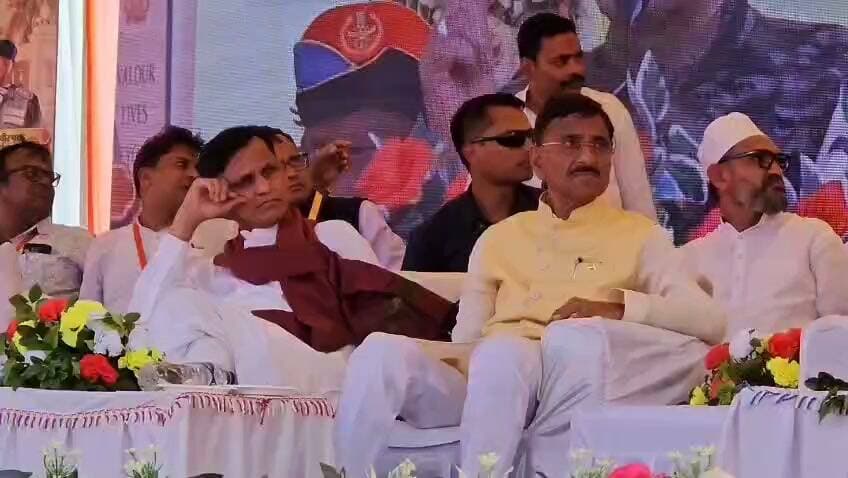 परमवीर चक्र विजेता शहीद वीर अब्दुल हमीद के 61वें शहादत दिवस पर गाजीपुर में उनके पैतृक गांव धामूपुर में श्रद्धांजलि कार्यक्रम आयोजित किया गया। कार्यक्रम में केंद्रीय रक्षा राज्यमंत्री संजय सेठ और केंद्रीय गृह राज्यमंत्री नित्यानंद राय शामिल हुए।दोनों केंद्रीय मंत्रियों ने शहीद अब्दुल हमीद को श्रद्धांजलि अर्पित कर उनके अदम्य साहस और बलिदान को याद किया। वीर अब्दुल हमीद ने वर्ष 1965 के भारत-पाकिस्तान युद्ध में अदम्य वीरता का प्रदर्शन करते हुए दुश्मन के कई टैंकों को ध्वस्त किया था।शहादत दिवस कार्यक्रम में केंद्रीय रक्षा राज्यमंत्री संजय सेठ और केंद्रीय गृह राज्यमंत्री नित्यानंद राय ने परमवीर चक्र विजेता अब्दुल हमीद की मूर्ति पर श्रद्धा सुमन अर्पित कर उनके शौर्य और पराक्रम को याद करते हुए नमन किया।इस दौरान केंद्रीय मंत्रियों ने भारतीय सेना के शौर्य और पराक्रम को याद करते हुए कहाकि समय समय पर भारतीय सेना ने अपनी वीरता और साहस से दुनिया की अचंभित किया है।केंद्रीय मंत्रियों ने कहाकि भारतीय सेना ने पाकिस्तान से वर्ष 1965,1971,कारगिल और ऑपरेशन सिंदूर की जंग के दौरान अपने शौर्य और पराक्रम से दुश्मन देश को हमेशा पराजित किया।उन्होंने कहाकि ऑपरेशन सिंदूर में पूरी तरह स्वदेशी हथियारों का उपयोग कर भारतीय सेना ने विश्व को हैरान कर दिया।मंत्रियों ने कहाकि अब भारत बड़ी मात्रा में डिफेंस एक्सपोर्ट कर रहा है।
वीर अब्दुल हमीद की शहादत दिवस पर आयोजित कार्यक्रम में बड़ी संख्या में लोग उनके पैतृक गांव धामूपुर में जुटे और देश के इस वीर सपूत को याद किया।
भारत-पाक युद्ध के दौरान 10 सितंबर 1965 को वीर अब्दुल हमीद देश के लिए शहीद हो गए थे। उनके अद्वितीय साहस और बलिदान के लिए मरणोपरांत उन्हें देश के सर्वोच्च सैन्य सम्मान परमवीर चक्र से सम्मानित किया गया था।
बाईट-संजय सेठ,रक्षा राज्यमंत्री।
बाईट-नित्यानन्द राय,गृह राज्यमंत्री। #GhazipurNews