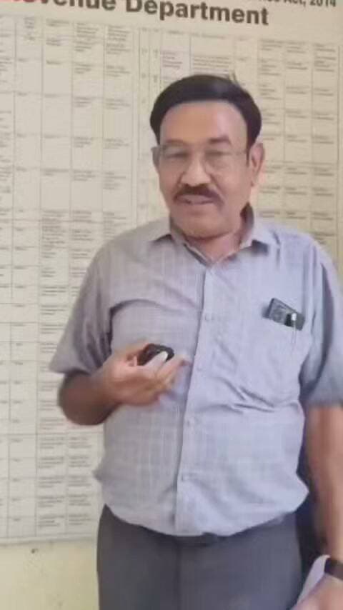 भ्रष्टाचार पर जीरो टॉलरेंस की नीति पर चलने वाली सरकार के मुख्यमंत्री नायब सैनी के सिरसा दौरे से पहले हरियाणा व्यापार मंडल के महासचिव सुरेश गोयल सिरसा तहसील कार्यालय के सामने खड़े होकर वीडियो बनाकर सरेआम आरोप लगा रहे हैं कि कानूनगो को उन्होंने 10,000 रुपए दिए घूस के और चेतावनी देते हुए कह रहे हैं भेष बदलकर आऊंगा और हाथ लाल करके पकड़ाऊंगा।
वीडियो हो रही सोशल मीडिया पर वायरल...
अब किस पर होगी कार्रवाई ये तो शासन-प्रशासन ही बता पाएगा।