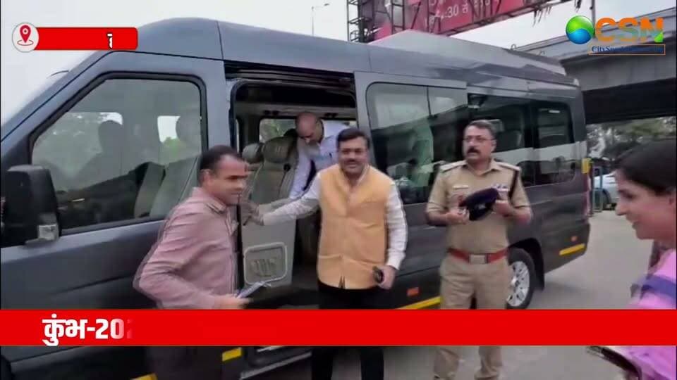 कुंभ मेला-2027 की तैयारियों को लेकर उत्तराखंड के मुख्य सचिव आनंद वर्द्धन आज हरिद्वार के दौरे पर रहे। मुख्य सचिव ने कुंभ की तैयारियों के तहत निर्माणाधीन विभिन्न परियोजनाओं का स्थलीय निरीक्षण किया। इस दौरान उन्होंने निर्माण कार्यों की प्रगति और गुणवत्ता का जायजा लेते हुए संबंधित अधिकारियों को आवश्यक दिशा-निर्देश दिए।
मुख्य सचिव आनंद वर्द्धन ने हरिद्वार पहुंचकर कुंभ मेला-2027 के तहत चल रहे विभिन्न निर्माण कार्यों का मौके पर निरीक्षण किया। उन्होंने अधिकारियों से कार्यों की प्रगति की जानकारी ली और निर्माण की गुणवत्ता पर विशेष ध्यान देने के निर्देश दिए।
मुख्य सचिव आनंद वर्धन ने कहा कि कुंभ मेले से जुड़े सभी कार्य निर्धारित समय सीमा में गुणवत्तापूर्ण तरीके से पूरे किए जाएंगे , ताकि श्रद्धालुओं और आने वाले यात्रियों को बेहतर सुविधाएं उपलब्ध कराई जा सकें। निरीक्षण के दौरान अधिकारियों को कार्यों में किसी भी तरह की लापरवाही नहीं बरतने के निर्देश भी दिए गए।
निरीक्षण के दौरान मेले से जुड़े अधिकारी और उत्तराखंड के अन्य वरिष्ठ अधिकारी मौजूद रहे।
#आनंदवर्धन #मुख्यसचिवउत्तराखंड #मुख्यसचिव
#हरिद्वार #कुंभमेला #कुंभमेला2027