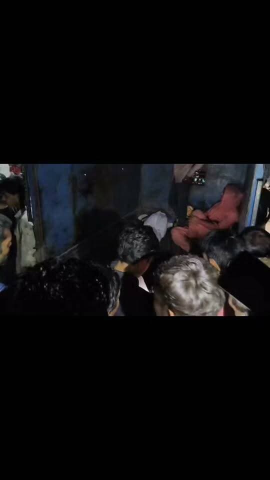 दो माह पूर्व हुई मारपीट में घायल अहमद की लखनऊ में इलाज के दौरान मौत
मोहम्मदी (खीरी)। नगर के मोहल्ला बाजारगंज में करीब दो माह पूर्व हुई मारपीट में गंभीर रूप से घायल अहमद की लखनऊ के अस्पताल में इलाज के दौरान मौत हो गई। देर रात शव घर पहुंचते ही परिवार में कोहराम मच गया। परिजनों ने आरोपियों की गिरफ्तारी तक अंतिम संस्कार न करने की बात कही है। घटना को लेकर क्षेत्र में चर्चा का माहौल है, जबकि पुलिस मामले में आगे की कार्रवाई में जुटी है।