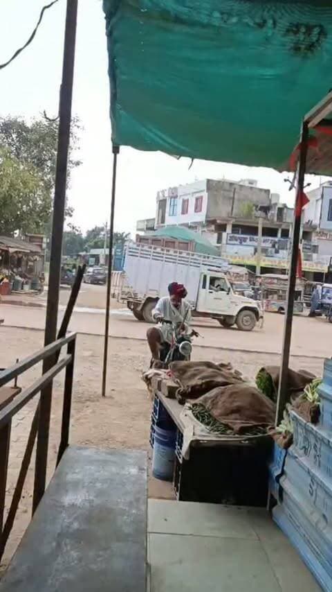 शंभूपुरा में उड़ती धूल से आमजन परेशान, ग्रामीणों ने भारी वाहन बाहर निकालने की मांग की।
दैनिक वीरधरा राजस्थान।
शंभूपुरा।कस्बे में दिनभर गुजरने वाले भारी वाहनों के चलते उड़ती धूल से दुकानदार, आमजन ओर राहगीरों को खासी परेशानी झेलनी पड़ रही है।
स्थानीय ग्रामीणों ने बताया कि कस्बे के अंदर से होकर दिनभर बड़ी संख्या में भारी वाहन गुजरते है, जबकि यहाँ आबादी क्षेत्र भी है और बाजार भी, जिससे उड़ती धूल मिट्टी से तो आमजन परेशान है ही साथ ही साथ हर समय बड़ी दुर्घटना का अंदेशा लगा रहता है, ग्रामीणों ने पुलिस प्रसासन से मांग की है कि बसों को छोड़कर सभी भारी वाहन बाईपास से निकाले, कस्बे में आने वाले इन सभी भारी वाहनों का प्रवेश निषेध करे, ताकि भविष्य में कभी होने वाली बड़ी अनहोनी से बचा जा सके।
थानाधिकारी धर्मराज मीणा ने कहा कि हमारी भी प्राथमिकता यही रहती की यातायात व्यवस्थित हो, कस्बे में भारी वाहन आ रहे और उससे आमजन परेशान है, दुर्घटना का खतरा है तो इसे ड