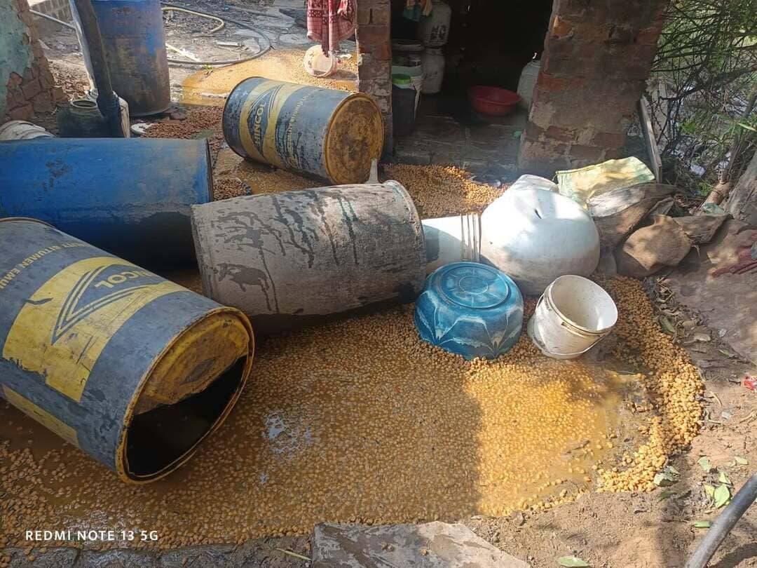 आबकारी विभाग की संयुक्त कार्रवाई, अवैध मदिरा जब्त
कलेक्टर श्री बालागुरु के. के निर्देशानुसार जिले में अवैध मदिरा के विनिर्माण, संग्रहण एवं क्रय-विक्रय के विरुद्ध आबकारी विभाग द्वारा लगातार कार्रवाई की जा रही है। जिला आबकारी अधिकारी श्री दीपसिंह राठौर ने बताया कि 10 सितंबर को जिला आबकारी बल के सहयोग से वृत आष्टा में सहायक जिला आबकारी अधिकारी श्री राजेश विश्वकर्मा द्वारा ग्राम चिनोटा में अवैध मदिरा के विनिर्माण, संग्रहण एवं विक्रय के विरुद्ध 02 प्रकरण दर्ज किए। कार्रवाई के दौरान 05 लीटर हाथ भट्टी कच्ची मदिरा तथा 90 किलोग्राम महुआ लाहन जब्त किया गया।
इसी प्रकार वृत्त भैरूंदा में आबकारी उपनिरीक्षक श्री माधव कुण्डल एवं आबकारी टीम द्वारा ग्राम इटावा कला थाना गोपालपुर में 01 प्रकरण दर्ज कर 10 पाव देशी मदिरा जब्त किया गया। इस प्रकार कुल 03 प्रकरण दर्ज कर 06 लीटर देशी/हाथ भट्टी कच्ची मदिरा एवं 90 किलो महुआ लहान जब्त किया गया। जिसका अनुमानित बाजार मूल्य 10 ,800 रुपये है। सभी प्रकरण मध्यप्रदेश आबकारी अधिनियम, 1915 के तहत विवेचना में लिए गए हैं। कार्रवाई में सहायक जिला आबकारी अधिकारी श्री राजेश विश्वकर्मा, आबकारी उपनिरीक्षक श्री माधव कुंडल एवं आबकारी दल का सराहनीय योगदान रहा। अवैध मदिरा के विरुद्ध अभियान निरंतर जारी रहेगा।
#JansamparkMP #CMMadhyaPradesh #MadhyaPradesh #sehore