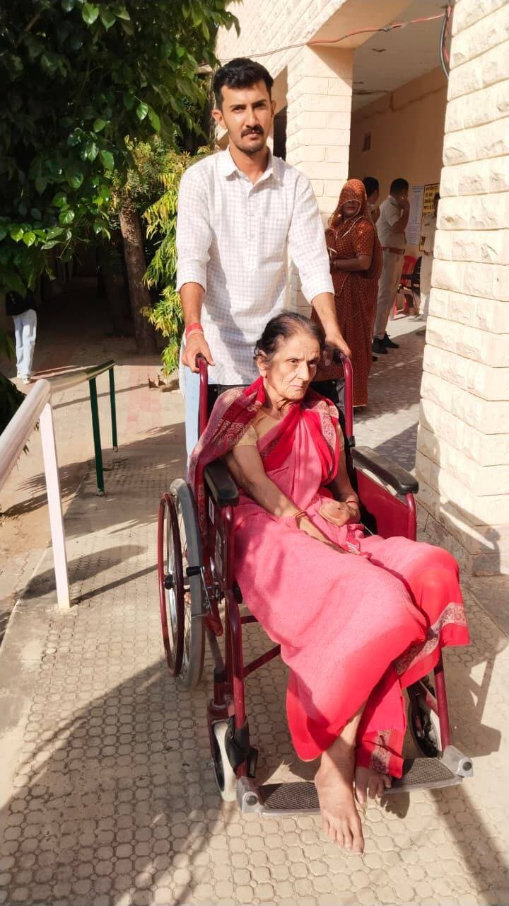 *नगर निकाय चुनाव -2026*
*जिले में द्वितीय चरण के तहत 11 सितंबर 2026 को मतदान के लिए उत्साहपूर्वक मतदान केंद्रों पर पहुंच रहे हैं युवा, महिलाएं, बुजुर्ग और दिव्यांग मतदाता। जिले में मकराना नगरपरिषद सहित नगरपालिका नावां, परबतसर एवं खाटू खुर्द में शांतिपूर्ण मतदान जारी।*