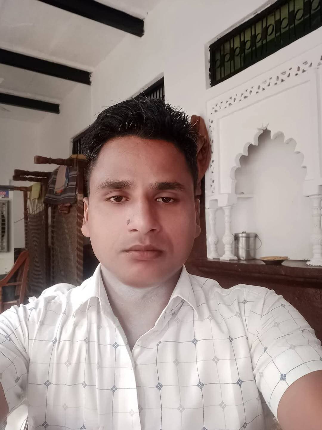 इन्ना लिल्लाहि व इन्ना इलैहि राजिऊन।
नूंह जिले के बेहद ऊर्जावान और प्रभावशाली हमारे पत्रकार साथी शोकीन कोटला के निधन से गहरा दुख हुआ है। उनका जाना पत्रकारिता और समाज के लिए बड़ा झटका है।
इस दुखद घड़ी में हमारी संवेदनाएं उनके परिजनों के साथ हैं, अल्लाह उन्हें जन्नत में आला मक़ाम अता फ़रमाए और उनके परिवार को सब्र अता फ़रमाए । आमीन ।
नमाज़-ए-जनाज़ा आज सुबह 9 बजे गाँव कोटला के कब्रिस्तान में अदा की जाएगी।
<nis:link nis:type=tag nis:id=mewati nis:value=mewati nis:enabled=true nis:link/> @topfans