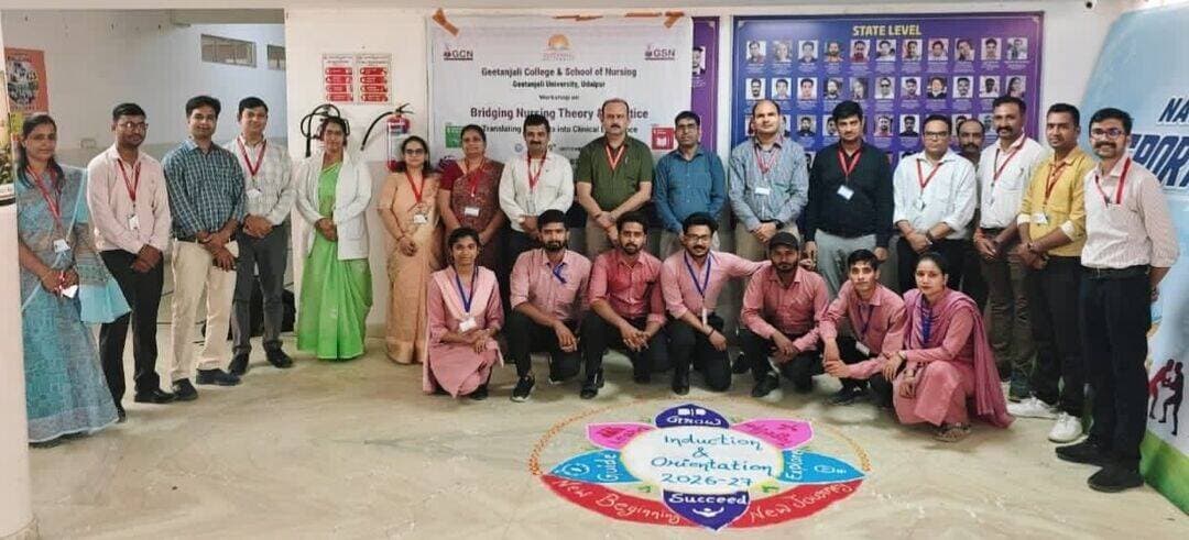 विश्व आत्महत्या रोकथाम दिवस पर जागरूकता कार्यक्रम आयोजित
उदयपुर, 10 सितंबर 2026। विश्व आत्महत्या रोकथाम दिवस के अवसर पर गीतांजलि कॉलेज एवं स्कूल ऑफ नर्सिंग, उदयपुर के Psychiatric Nursing Department द्वारा जागरूकता कार्यक्रम आयोजित किया गया। इस वर्ष की थीम “Changing the narrative on suicide – Start the conversation” रही।
कार्यक्रम में गीतांजलि कॉलेज ऑफ नर्सिंग के प्राचार्य प्रो. डॉ. आलोक रावत, गीतांजलि स्कूल ऑफ नर्सिंग के प्राचार्य प्रो. डॉ. दिनेश कुमार शर्मा, प्रशासनिक अधिकारी प्रो. कमलेश जोशी, Academic Incharge एवं विभागाध्यक्ष प्रो. डॉ. जयेश पाटीदार, समस्त विभागाध्यक्ष एवं फैकल्टी सदस्य उपस्थित रहे। कार्यक्रम में लगभग 150 विद्यार्थियों ने भाग लिया।
प्राचार्य प्रो. डॉ. आलोक रावत ने आत्महत्या संबंधी विचारों के दुष्प्रभाव एवं उन्हें कम करने के उपायों पर प्रकाश डाला। वहीं प्रो. डॉ. दिनेश कुमार शर्मा ने जीवन के महत्व और समस्याओं पर खुलकर बातचीत करने की आवश्यकता बताई।
विभिन्न सत्रों में प्रो. डॉ. जयेश पाटीदार ने इस वर्ष की थीम से अवगत करवाया और साथ ही प्रो. डॉ. दिनेश कुमार शर्मा ने आत्महत्या के जोखिम, कारकों एवं चेतावनी संकेतों को बताया तथा प्रो. हरेंद्र गेहलोत ने जोखिमग्रस्त व्यक्ति की पहचान, उससे संवाद एवं सहयोग के विषय में जानकारी दी।
इस अवसर पर आशाधाम आश्रम, उदयपुर में आत्महत्या रोकथाम एवं मानसिक स्वास्थ्य जागरूकता पर आधारित नुक्कड़ नाटक प्रस्तुत किया। साथ ही विद्यार्थियों ने सिंगिंग, डांसिंग एवं ड्राइंग जैसी गतिविधियों में भाग लिया तथा प्रेम सहित अल्पाहार का वितरण किया।
नुक्कड़ नाटक में भाग लेने वाले विद्यार्थियों को प्रमाण-पत्र वितरित किए गए। कार्यक्रम का संचालन Mental Health Nursing Department द्वारा किया गया तथा अंत में सभी अतिथियों, फैकल्टी सदस्यों एवं विद्यार्थियों का आभार एसोसिएट प्रोफेसर हरेन्द्र गहलोत व्यक्त किया गया।