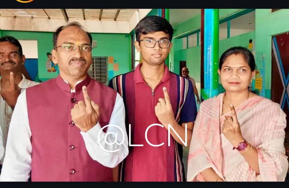 उदयपुर सांसद मन्नालाल रावत की पत्नी और उनके बच्चे ने किया मतदान का प्रयोग
BJP Rajasthan