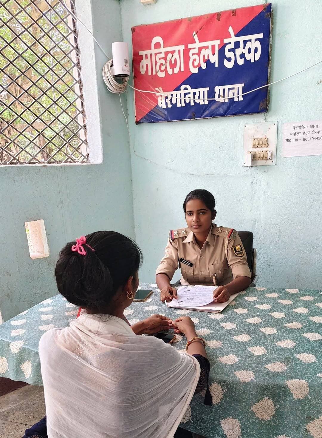 पुलिस अधीक्षक, सीतामढ़ी के निर्देशानुसार जिलांतर्गत सभी थानों में स्थापित महिला हेल्प डेस्क में उपस्थित महिला फरियादियों की समस्याएँ गोपनीयता एवं गंभीरता के साथ सुनी जा रही है। साथ ही, महिला हेल्प डेस्क प्रभारी द्वारा प्रत्येक आवेदन पर त्वरित एवं न्यायोचित कार्रवाई सुनिश्चित की जा रही है।