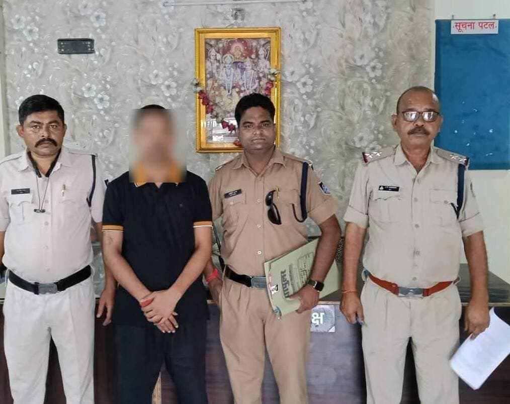 छतरपुर शहर के थाना कोतवाली पुलिस द्वारा ग्राम तलवापुरा अंतर्गत 80 पेटी अवैध शराब तस्करी के प्रकरण में फरार ₹5000 का इनामी शेष आरोपी नीकेश राय गिरफ्तार
पुलिस थाना सिटी कोतवाली द्वारा माह अक्टूबर वर्ष 2025 में ग्राम तलवापुरा के पास खेत से अवैध शराब तस्करी की जा रही 80 पेटी अवैध शराब मात्रा करीब 720 लीटर अवैध शराब कीमत करीब 5 लाख रुपये बरामद की गई थी।
अवैध शराब तस्करी प्रकरण में संलिप्त 3 आरोपी--- धीरेंद्र राजा निवासी ग्राम निवारी, बड्डू उर्फ धन प्रसाद यादव निवासी बरक़ौहा, एवं भूपेंद्र कुशवाहा उर्फ कल्लू मच्छर निवासी ग्राम हमा को गिरफ्तार किया गया था।
फरार शेष ₹5000 के इनामी आरोपी की तलाश की जा रही थी।
छतरपुर एसपी श्री रजत सकलेचा के निर्देशन में पुलिस टीम द्वारा अवैध शराब तस्करी प्रकरण में संलिप्त शेष आरोपी ₹5000 के इनामी निकेश राय पिता संतोष राय निवासी संध्या विहार कॉलोनी छतरपुर को गिरफ्तार किया गया। अभियुक्त को न्यायालय पेश किया गया।
उक्त कार्रवाई में अतिरिक्त पुलिस अधीक्षक श्री आदित्य पटले एवं नगर पुलिस अधीक्षक श्री अरुण कुमार सोनी के मार्गदर्शन में थाना प्रभारी कोतवाली निरीक्षक सतीश सिंह, उप निरीक्षक जे पी अहिरवार, प्रधान आरक्षक शैलेंद्र सिंह, आरक्षक नरेश सिंह एवं पुलिस टीम की भूमिका रही।
<nis:link nis:type=tag nis:id=chhatarpur nis:value=chhatarpur nis:enabled=true nis:link/>
